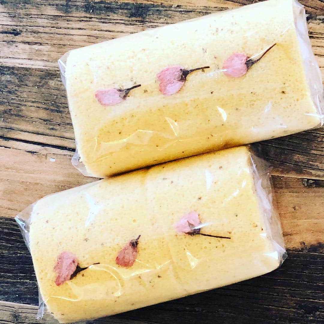 ケーキ&カフェ 海風堂のインスタグラム：「桜のお菓子始めました！ロールケーキや焼き菓子ギフト、デコレーションケーキで春のお祝いに…🌸 #海風堂#市川のケーキ屋さん#焼き菓子ギフト#ロールケーキ#桜のお菓子」