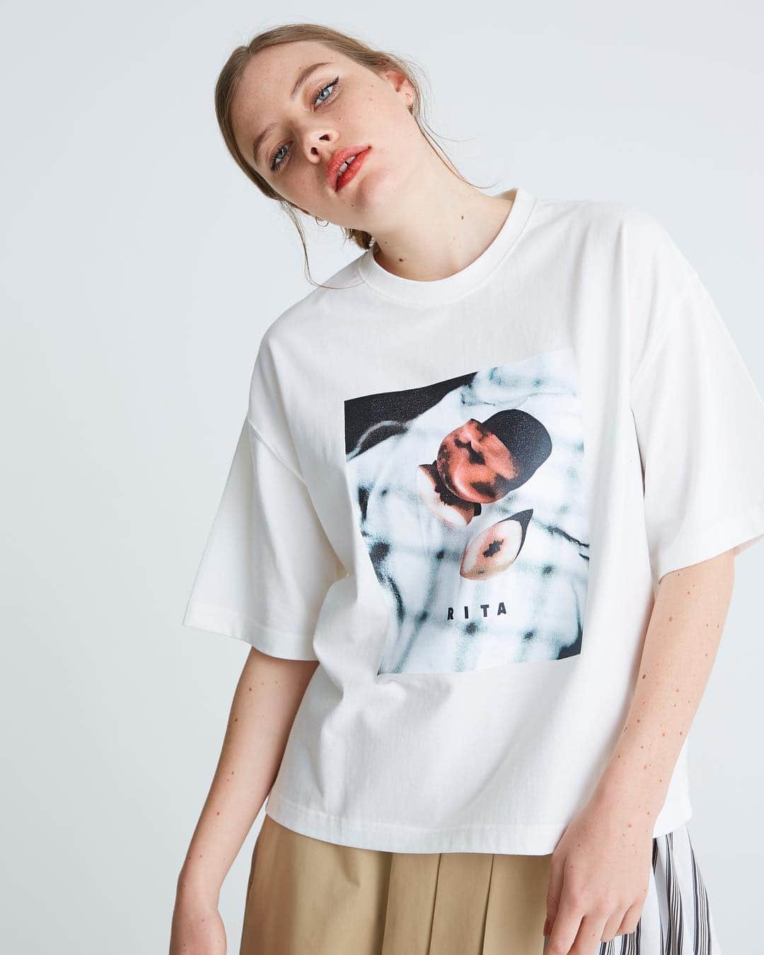 のインスタグラム：「. HALF SLEEVE BIG CUT(PEACH) . . #リタジーンズトーキョー #ritajeanstokyo#tokyo#online#store#styling#coordinate#fashion#tee#tshirts#bigtee#peach#graphic#white#logo#zozotown#zozo#isetan#isetanshinjuku#tokyobrand#tokyofashion#madeinjapan#rita」