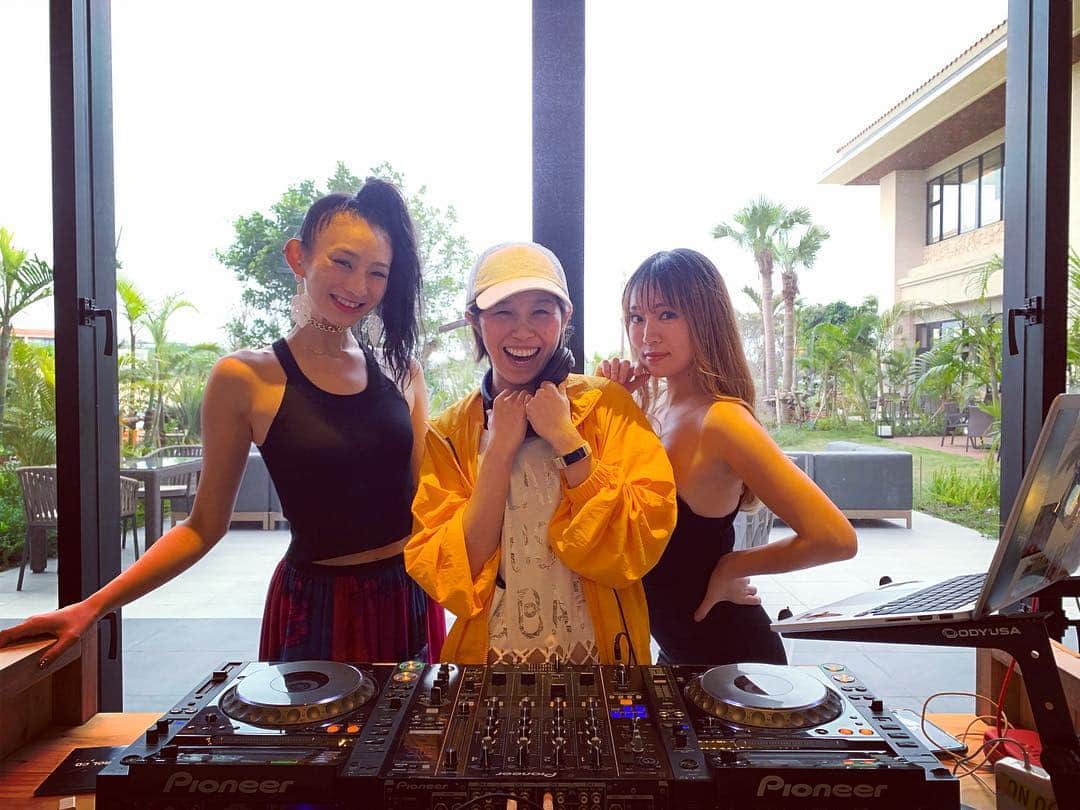 のインスタグラム：「本日もハイアットリージェンシー瀬良垣で、17時〜20時まで3人でDJしますょ〜🎧🙋🏻‍♀️🙋🏻‍♀️🙋🏻‍♀️🎧🌴 #hyattregencyseragaki#hyattregency#hotel#luxury#resort#pool#music#party#okinawa」