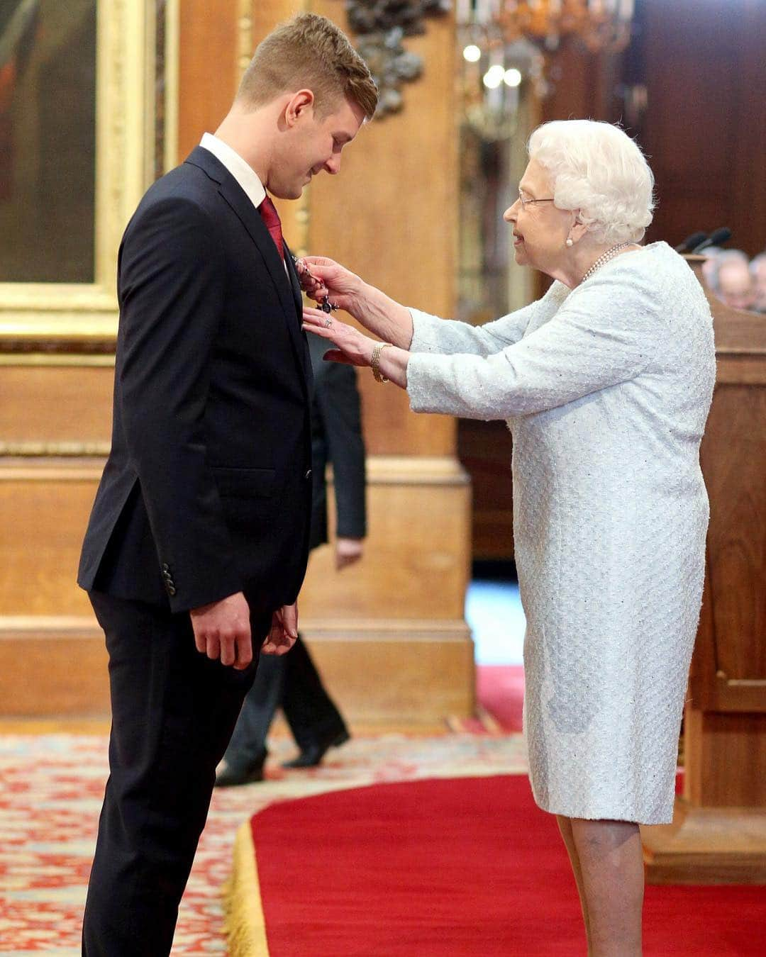 People Magazineさんのインスタグラム写真 - (People MagazineInstagram)「Royal recognition! ❤️#QueenElizabethII awarded pro skateboarder #JamesThrelfall with an MBE (Member of the Order of the British Empire) for using his craft to improve the lives of young people. 👏| 📷: Jonathan Brady/PA Images via Getty Images」3月23日 10時18分 - people