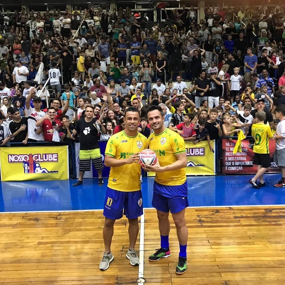 アレッサンドロ・ローザ・ヴィエイラのインスタグラム：「Que evento,que dia! 10 dias antes do evento,todos os ingressos vendidos,6535764 mil pessoas! OBRIGADO #Limeira ,foi perfeito! Meu amigo @leandrofranco_le além do craque que foi em campo,que evento meu amigo 👏🏻👏🏻👏🏻 #JogodoRei」