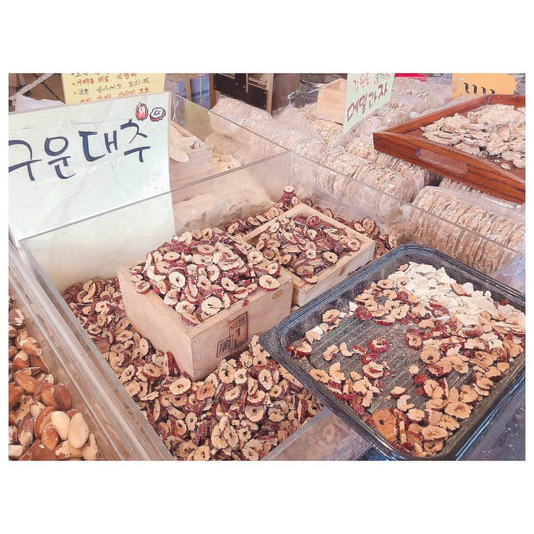 のインスタグラム：「gm☻ 寒の戻りが凄すぎー🥶 朝んぽに出るのが怖くて、、ホットティー飲みながらナツメぼりぼり食べてます。 ナツメは先日行った釜山の富平市場にて購入。 韓国大好きチング @ohitorisama01 おススメのナツメ。 日本で買うより断然安く、写真の袋の量で¥1,000くらい。 女性の美容にとても良いらしいのでしっけないように冷蔵保存でおやつ用にジップロック入れて小腹空いた時に食べてます。 素材独自の甘みもあって食べやすいです。 午後はトレーニングと仕事なので散歩行かなきゃだー って書いてる最中また雨降ってきたー☔️ 皆さまお花見で風邪引かないようにお気をつけくださいね！ #beauty #busan #trip #travelstagram」