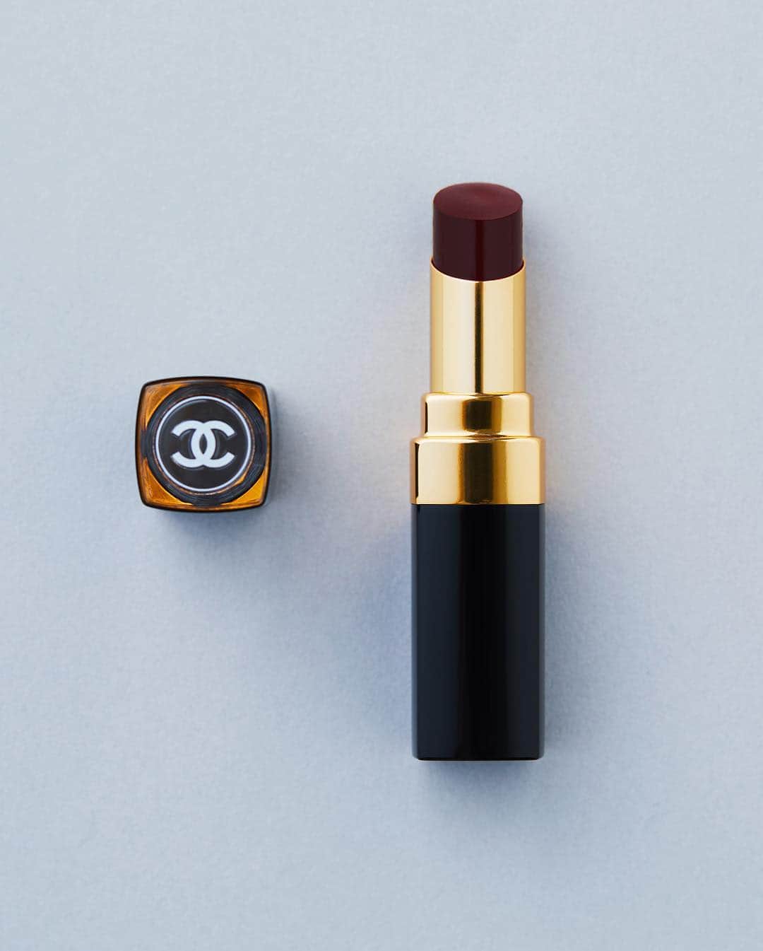 The Fashion Postさんのインスタグラム写真 - (The Fashion PostInstagram)「Kōki, とシャネルの「ルージュ ココ フラッシュ」最終回 Kōki, wears chanel rouge coco flash vol.3 “Put on red and attack（ルージュをつけて挑みなさい）”とは、ファッションデザイナーの Coco Chanel（ココ シャネル）が残した言葉のひとつ。現在、シャネル ( @chanel.beauty ) のグローバル クリエイティブ メークアップ＆カラー デザイナーを務める Lucia Pica（ルチア ピカ）も心に刻むお気に入りのフレーズで、赤いルージュといえばLucia Pica ( @luciapicaofficial ) 本人のシグネチャーでもある。  この春、Lucia Pica が贈る最新リップシリーズ「ルージュ ココ フラッシュ」。似合う、似合わないではなく、誰もが直感で選び、楽しむことができる全27色＋トップコートの「ルージュ ココ フラッシュ トップコート」も3色がラインアップ。たっぷりと配合されたカラーピグメント、そして何よりスポットライトが当たったような輝きが新しく、ストレスフリーの艶やかな仕上がりを約束する。CCマークが刻印されたキャップの上部は透明になっていて、中のリップの色が一目で分かるところもシャネルらしく美しい配慮。何本も揃えたくなる理由のひとつだ。  いつもならドレスアップの時にしか使わないような深いプラム色も、つややかで透明感のある仕上がりのおかげで、思った以上の肌なじみの良さ。使いやすいのに、リップ上級者に見せてくれる。春は「ルージュ ココ フラッシュ」で、新しい光を集めて。  #RougeCoco #ココフラッシュ #Chanel #TheFashionPost #TFP #Koki  model: Kōki, ( @kokiofficial_0205 ) photographer (model): Masami Naruo ( @masaminaruo ) stylist: Yoko Kageyama ( @yohkokageyama ) makeup: Nobuko Maekawa ( @nobukomakeup ) hair: KOTARO ( @kotaro_onu ) writer: Miwa Goroku ( @miwago6 ) editor: Daisuke Yokota ( @daiskey )」3月23日 10時28分 - tfpjp