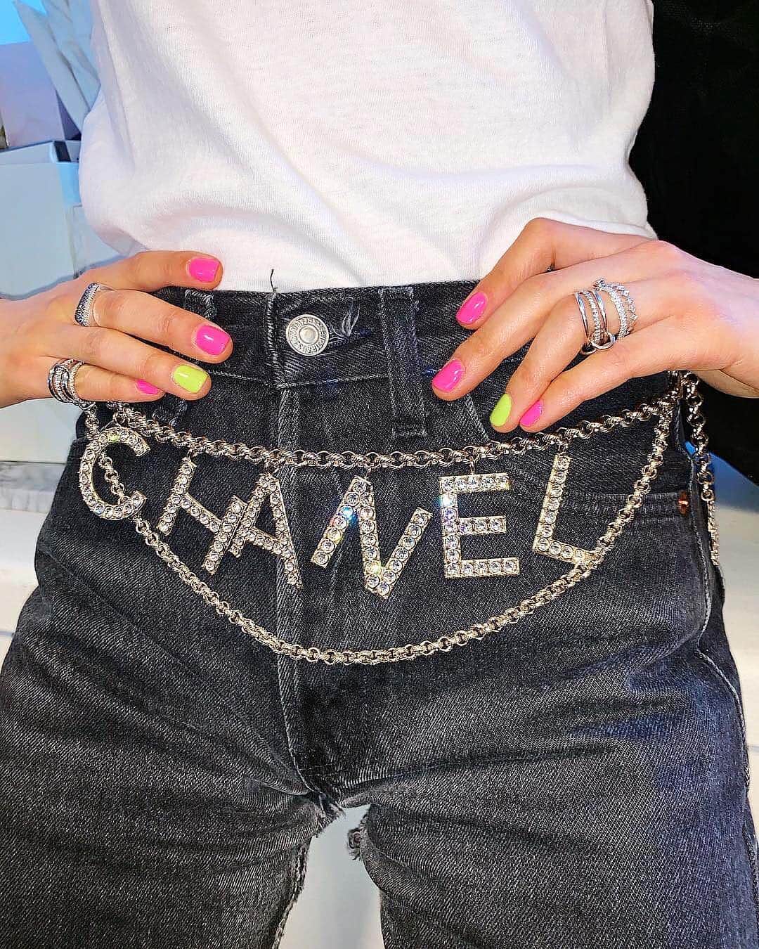 WHO WHAT WEARさんのインスタグラム写真 - (WHO WHAT WEARInstagram)「TGIF. Bring out the chain belt. ⛓ photo: @jessicaminkoff」3月23日 10時28分 - whowhatwear