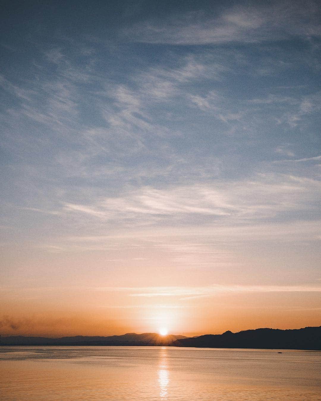 のインスタグラム：「To make it a 3-photo-combo 🌅 #seanalogue」