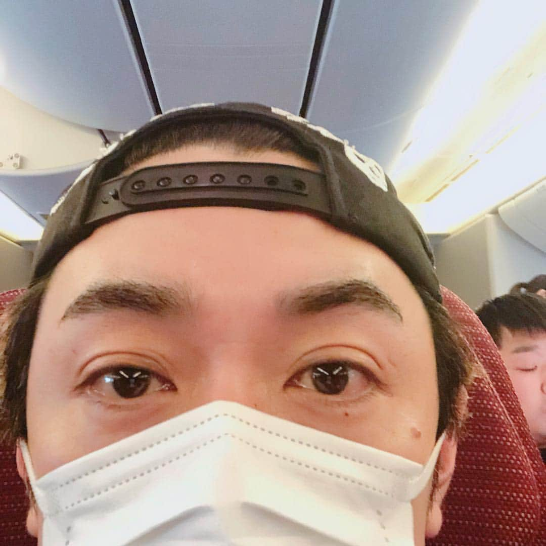 朝日光輝さんのインスタグラム写真 - (朝日光輝Instagram)「寝る気満々🛌🛌🛌🛌🛌💤 いってきます✈️ * * * * * * * * #飛行機#飛行機移動#寝る気満々#いってきます#海外#海外旅行#寝放題#おやすみなさい」3月23日 10時49分 - mitsuteru_asahi