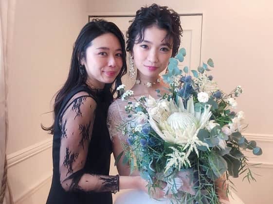 Yu-kiのインスタグラム：「Happy belated birthday @asa0320 🧡去年8ヶ月日本で過ごして、ロンドン戻る前にタイミングよく結婚式のヘアーが出来たのもやっぱり縁だなと思う😇10年前、私のカットモデルさんとして出会って、私が美容師として今在るのは間違いなくアサちゃんのおかげでもある。たくさん感謝しているよ、本当におめでとう、そしてこれからもよろしくね💜昔の写真見返したらほんと2人とも全然違うんだけど、それも今では笑える思い出としてすごく大事なもの◎最後の写真金髪やし前髪あるし😂美容師になってなかったら出会うことなかった人達がたくさんいると思うと、やっぱり私は美容師を続けて良かったなと思う😊次はいつ会えるかな、またネイルしてもらいたいな🥺」