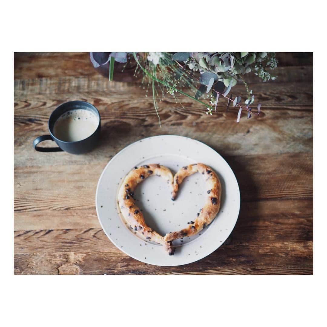 高山都さんのインスタグラム写真 - (高山都Instagram)「♡ 今朝は #bricolagebreadandco のパンで🥖 チョコチップのお皿に乗せたら可愛い。 ハート型って、なんだか気分上がるなー。」3月23日 10時44分 - miyare38