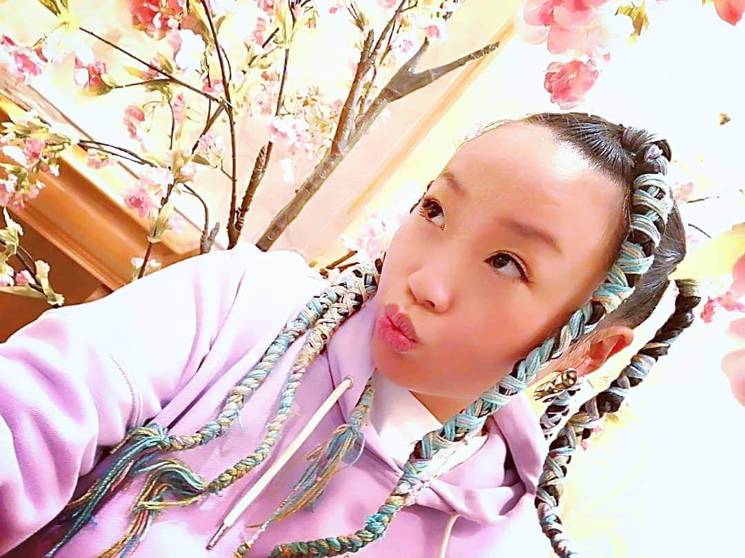 のインスタグラム：「new spring braids with wool by @naught_yukarin 🌸  #縄文新年 おめでとうございます！ 春分を越え、桜も開花、 新しい髪型はエクステに毛糸を使用してもらいほっこり春色😊  #クリエイターズファイル #アンブレラではない #銀河新年 #宇宙元旦 #春分ゲート無事通過 #springmood #braidstyles」