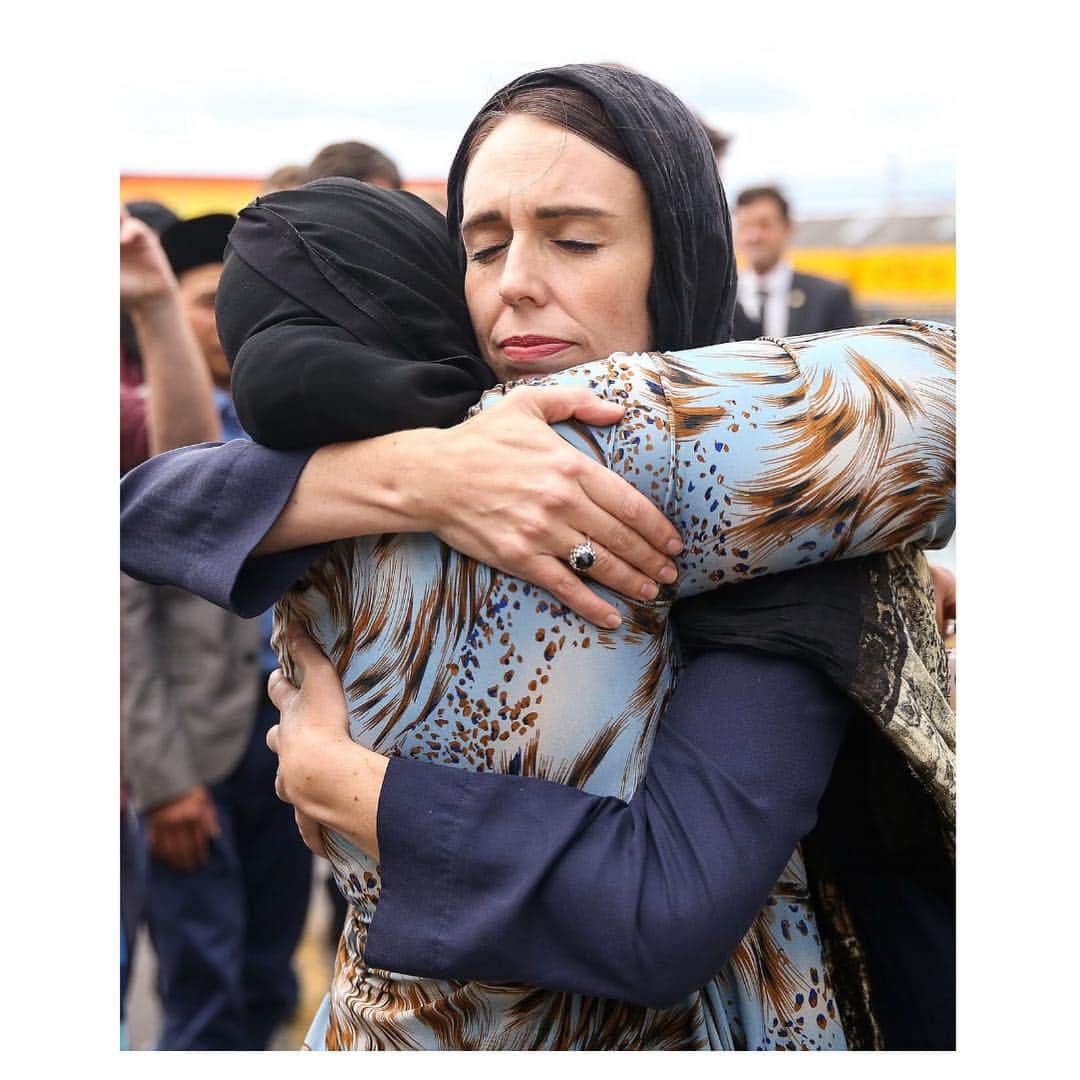 ソフィア・ブッシュさんのインスタグラム写真 - (ソフィア・ブッシュInstagram)「[part 2]  1. Jacinda Ardern, Prime Minister of New Zealand, comforting grieving members of the ChristChurch Muslim community. She wore a hijab as a sign of respect, and both deemed the tragedy an act of terrorism and told mourners that New Zealanders were all “united in grief.” This is a leader.  2. Ardern telling ChristChurch mourners “New Zealand mourns with you” and introduces two minutes of silence in New Zealand during which the Call to Prayer was observed.  3. A tribute to the #50Lives lost by @alhassan.elmasri.  4. Jacinda Ardern announcing NZ banning all military style rifles.  5. A 3 year old boy, the same age as the youngest ChristChurch mosque victim Mucaad Ibrahim, mourns with his family.  6. Prayer carpets laid out to honor the #50Lives lost at ditib-Central Mosque in Cologne, Germany.  7. The Mongrel Mob biker gang shows up to guard their local mosque and honor the fallen with the haka.  Let the world unite against hate. Insha’Allah. 🙏」3月23日 10時58分 - sophiabush