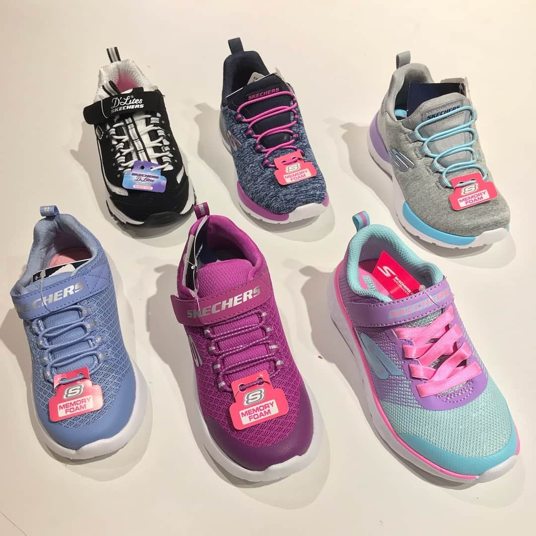 StampStompのインスタグラム：「こんにちは😃 ミッドタウン店です❣️ ・ 本日はアメリカ🇺🇸のブランド、SKECHERS（スケッチャーズ）をご紹介致します💁‍♀️ ・ キッズのSKECHERSで人気の高い、✨光る靴✨が入荷致しました😊 歩く振動でつま先やサイドがLEDでキラキラ光ります💖 ・ もちろん光らないタイプのスニーカーもございます🍀 ・ SKECHERSなら、クッション性のよい履き心地となっている上に、どんな場面で履いてもおしゃれに魅せることが出来ますよ🎀 ・ ・ 店舗により入荷数量・在庫等が異なりますので、詳しくはお近くのstompstampへお問い合わせください🙇✨ ・ ・ 店舗にはSKECHERS以外のスニーカー👟やサンダル👡、水着👙、春夏服👕👚も続々と入荷しております。😆 是非、この機会に見にいらしてください🎶 ・ ・ ・ #stompstamp#ストンプスタンプ#ファッション#fashion #コーディネート#coodinate#子供服#こども服 #東京ミッドタウン店#ミッドタウン#六本木 #セレブ服#おしゃれさんと繋がりたい#kids#アパレル #セレクト#セレクトショップ#ママ#mama #SKECHERS#スケッチャーズ#スニーカー#くつ#靴 #光る靴#キラキラ#新作#入荷」