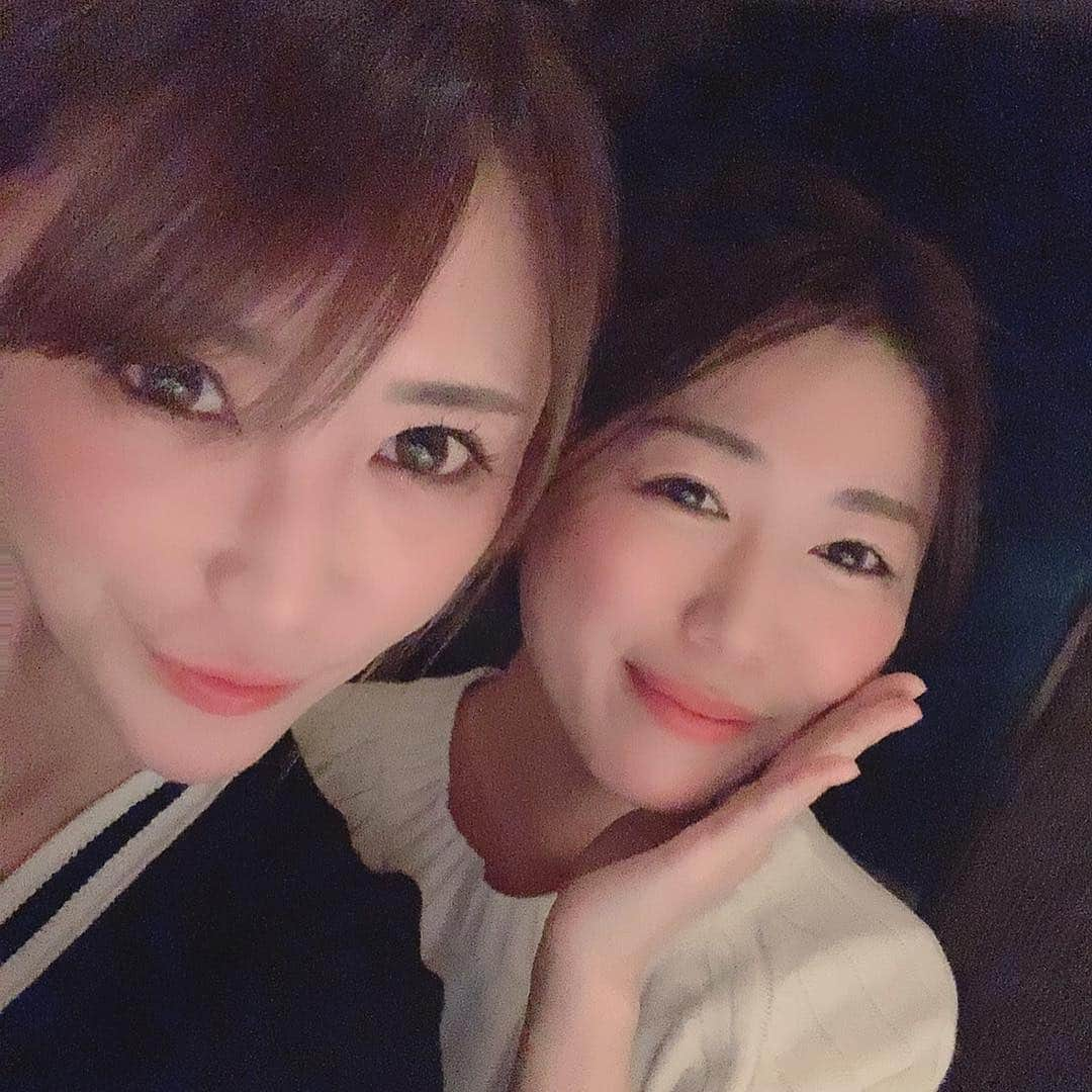 yuu sakuraiさんのインスタグラム写真 - (yuu sakuraiInstagram)「おはようございます♪ : 先日は、とてもお世話になっている @tokyo_hills_clinic の杉浦先生が、 : 〝沖縄マラソン完走祝い〟として 六本木にある 「中国飯店 六本木」へ 連れて行ってくださいました！ : 杉浦先生は、 いつもとても良くして下さる めぐみさんが 世の中でこんなに腕のいい美容外科のドクターはいない‼︎ お忙しくてなかなか会える人じゃないからとわざわざご紹介の場所を作って下さりお会いして、 : それからMK CAFEのオーナー @mk_kiku 含めとても仲良くさせて頂いております‼︎ : 現在、私の肌のピーリングや、 菊池オーナーのヒゲ脱毛を @tokyo_hills_clinic にて実践している真っ最中‼︎笑 : いつもお店に行くと親切にして下さるスタッフの方々☆ 最新技術の機械を使って丁寧に施術してもらっていて  菊池さん 全然痛くないらしく気持ち良さそうに脱毛を受けています！ : そんな中で、自分達チームが フルマラソンにチャレンジする事を伝えたら 当日を迎えるまでの食事方法や 1人1人の体の体質の違いを見て 走り方などアドバイスを下さいました！ : 先生！！全員完走出来ました！ とご報告すると、本当に喜んでくれてこうしてお食事に誘って下さいました☆ : まさかの @megmeg.w めぐみさんも駆けつけて下さりお久しぶりにご一緒出来てとても嬉しかったです‼︎ : @tokyo_hills_clinic に行った後、菊池さんは必ず言います。 杉浦先生は本当に素敵な経営者だと。 : 杉浦先生の周りには、いつも感謝の気持ちが溢れている。 周りの方を見れば、杉浦先生が何を1番大事にして人に触れているか分かるね。 : 自分達もそこを改めて大事にしていこうと話してくれます！ : 今回連れて行って頂いたお料理は、本当にどれも美味しくて 最後には杉浦先生が好きだと教えてくれた餃子まで全員にお土産で持たせて下さいました！ : お店に戻りCAFEにいたみんなで頂きました！ : 本当に幸せな時間をありがとうございます☆ 先生、また逢いたいです！ :  #power #food  #happy  #smile #dream  #フードコーディネーター #食育インストラクター #テーブルコーディネーター  #東京 #鯖バーガー #coffee #girl #ファインダー越しの私の世界 #instagood #tbt #art #style #love #fitness #life #healthy #鯖バーガー専門店 #38ism.  #筋トレ  #中華料理 #美容」3月23日 10時52分 - food_yuu