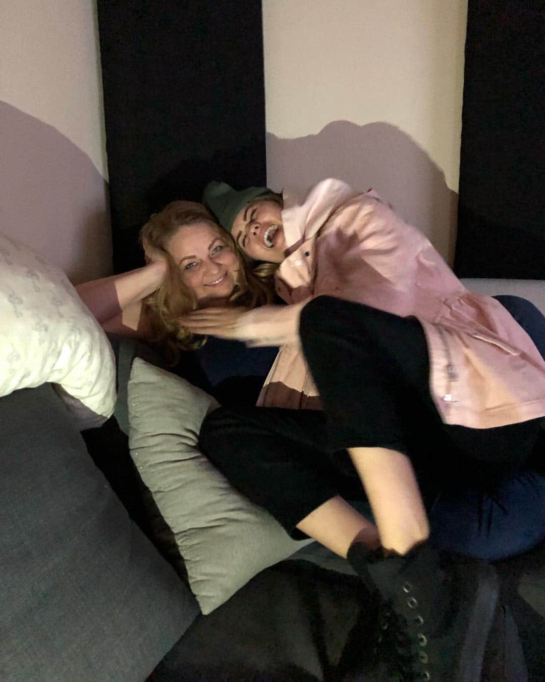 デビー・ライアンのインスタグラム：「happy birthday mom 🌹 Your grace and tenderness and strength and resilience and creativity and humor and thoughtfulness make you the most gorgeous person I know. Mother-daughter relationships are a lot of things, complicated and ever evolving, but always the most valuable voice in my life. I feel so blessed to be your girl #dopewomen2019」