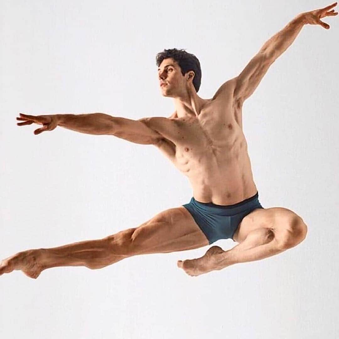 ロベルト・ボッレさんのインスタグラム写真 - (ロベルト・ボッレInstagram)「#Repost @officialrobertobolle ・・・ Like an Angel 💙 @robertobolle . . #jump #ballet #worldofdance #dancer #bolle #RB #body #photography #beautiful #dance」3月23日 11時02分 - robertobolle