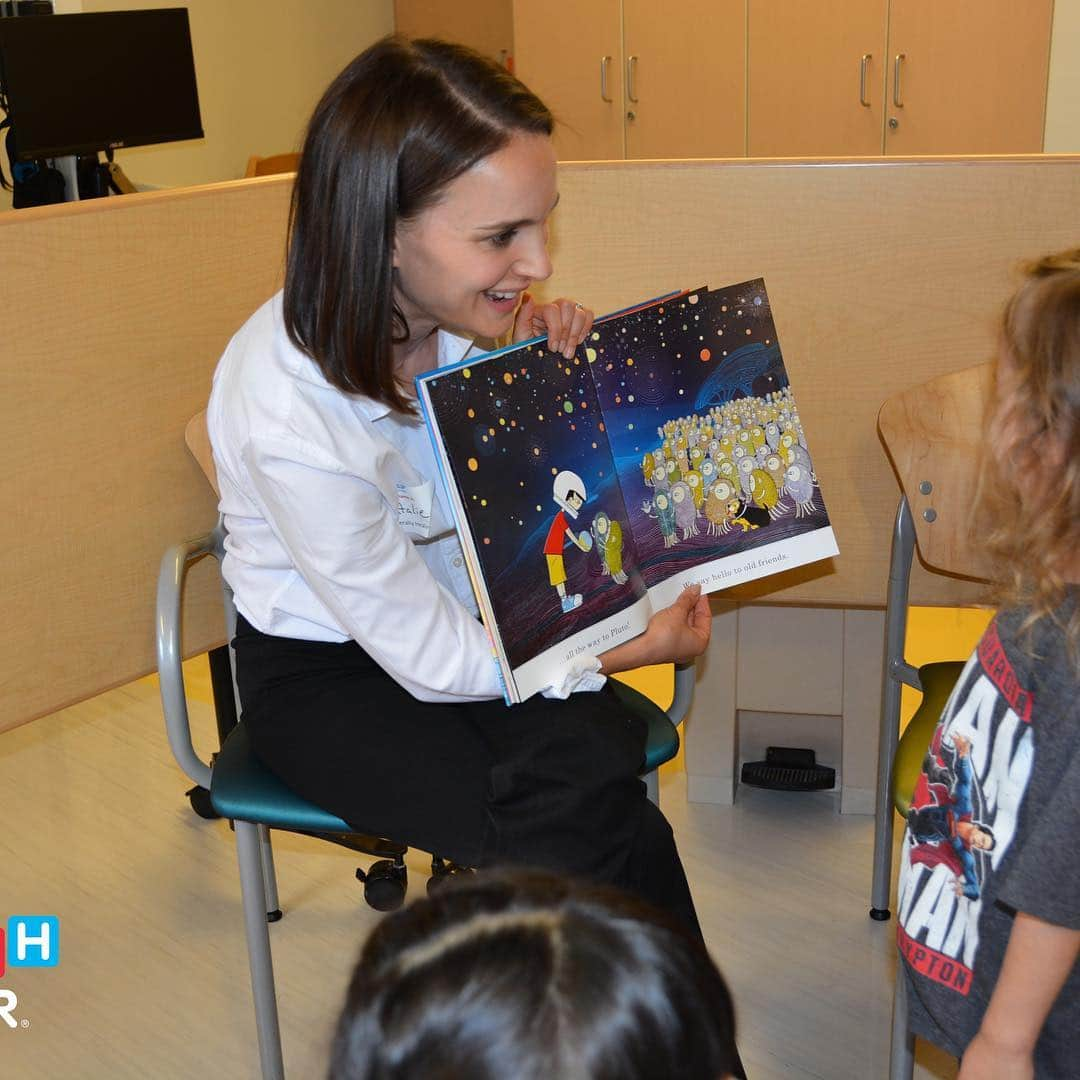 ナタリー・ポートマンさんのインスタグラム写真 - (ナタリー・ポートマンInstagram)「I felt so lucky to meet so many incredible people yesterday @childrensla.  Thank you to all the children, parents, doctors, nurses and everyone from #literallyhealingchla for welcoming me so warmly. For those of you who’d like to support the incredible work done at #CHLA can donate today @MakeMarchMatter #MakeMarchMatter」3月23日 11時03分 - natalieportman