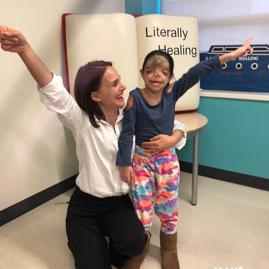 ナタリー・ポートマンさんのインスタグラム写真 - (ナタリー・ポートマンInstagram)「I felt so lucky to meet so many incredible people yesterday @childrensla.  Thank you to all the children, parents, doctors, nurses and everyone from #literallyhealingchla for welcoming me so warmly. For those of you who’d like to support the incredible work done at #CHLA can donate today @MakeMarchMatter #MakeMarchMatter」3月23日 11時03分 - natalieportman