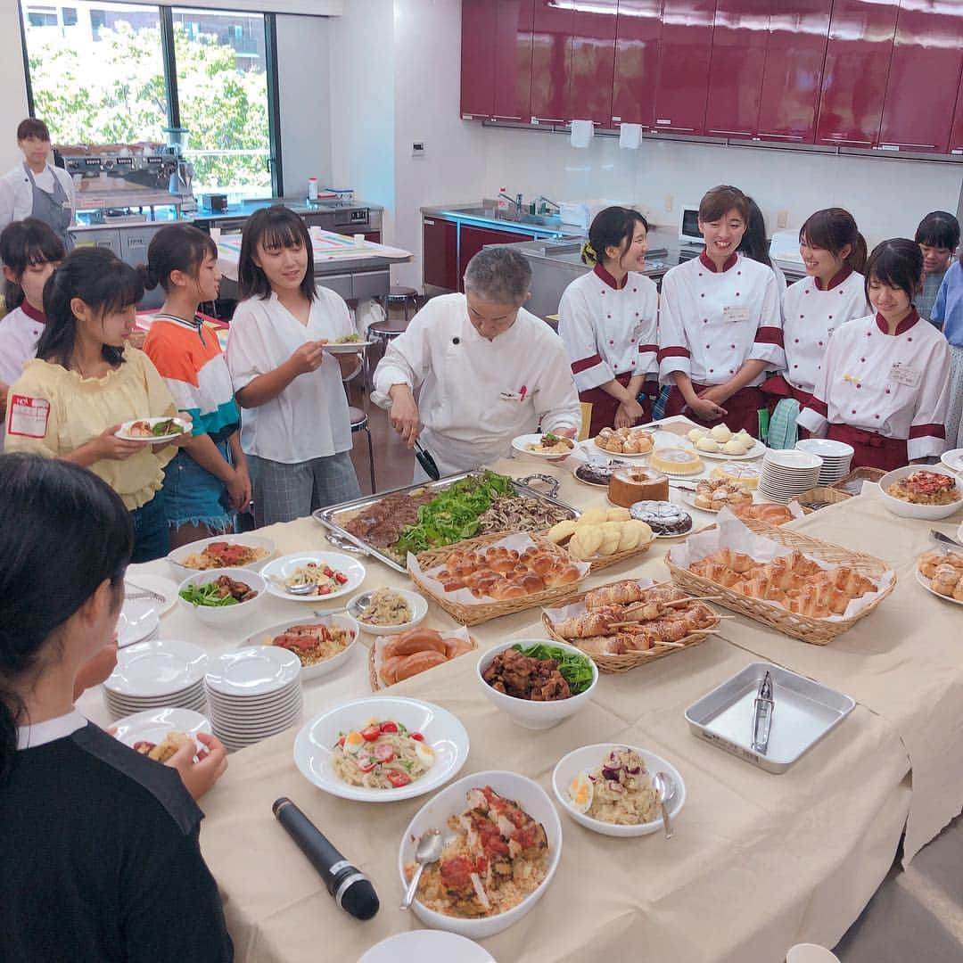 名古屋コミュニケーションアート専門学校_製菓調理さんのインスタグラム写真 - (名古屋コミュニケーションアート専門学校_製菓調理Instagram)「春のオープンキャンパスの目玉はスペシャルビュッフェ！先生たちが作った料理やパン、スイーツやドリンクを食べれますよ！食の世界を目指す高校生限定のこのイベントは3/31日曜日に開催です！在校生から学校のことを色々聞くこともできますよ！写真は昨年同内容イベントの様子です！  #名古屋カフェパティシエ調理専門学校 #名古屋コミュニケーションアート専門学校 #オープンキャンパス #ビュッフェ」3月23日 11時04分 - nagoya_cul