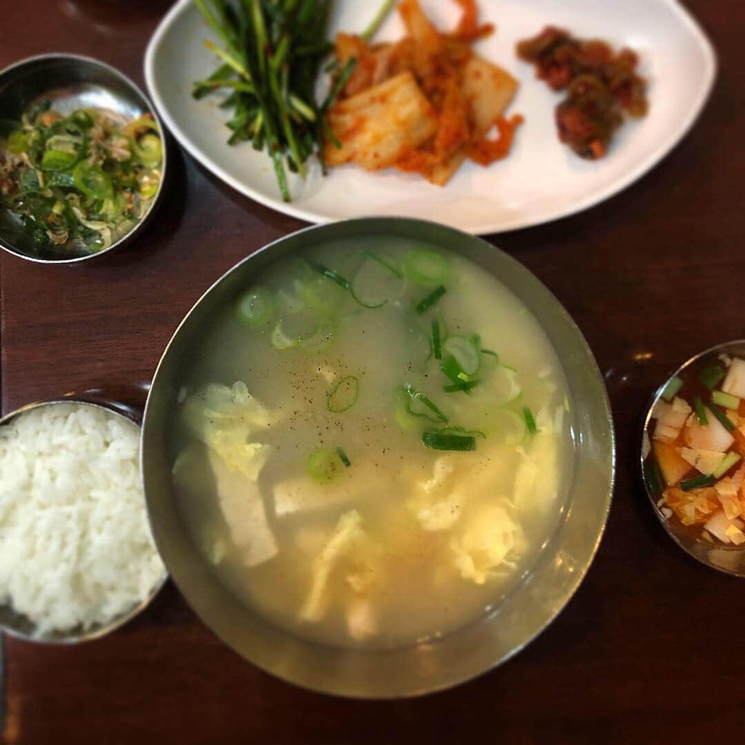 行正り香さんのインスタグラム写真 - (行正り香Instagram)「ソウルの朝ごはん、干し鱈スープ。武橋洞です。ずっと変わらない味。24時間、煮込むのだそうです。屋台も美味しそうなものばかりで、目が泳ぎます。#rikayukimasa #行正り香 #ソウル#韓国#カラオケenglish」3月23日 11時15分 - rikayukimasa