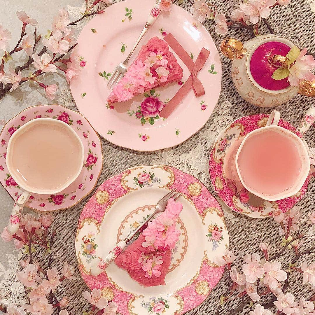 Isakoさんのインスタグラム写真 - (IsakoInstagram)「. アコリット 桜ケーキセット🌸🌸 . @misakoaoki ちゃんコラボの可愛すぎる ケーキセットを食べにアコリットさんへ🧸💕 . 3/20から4/217までの限定で、 初日にお邪魔してきました💫💫 モンブランになっているんだけど、 これほんとにほんとに美味しくて びっくりしちゃいました💖🥰 . . みさこさんありがとうございます🥺💕 みんなも是非食べに行ってね💫 . . . . . #アコリット#スイーツ#桜#桜スイーツ#モンブラン#和スイーツ#タルト#目白カフェ#東京カフェ#東京カフェ巡り#ミルクティー#ロイヤルミルクティー#ロイヤルアルバート#royalalbert#afternoontea#sakura#sakura🌸#sakurabloom#ピンクドリンク」3月23日 11時09分 - ichaaako