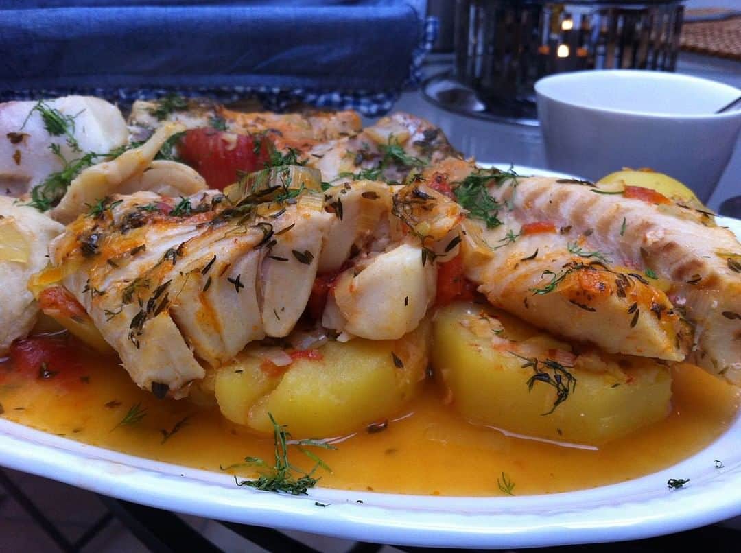 フランス大使館さんのインスタグラム写真 - (フランス大使館Instagram)「【今日の一皿🍴】今年のグード・フランスのテーマとなった南仏プロヴァンス地方には、地中海に面した港街らしい名物料理「ブイヤベース」があります。地元の魚介類を香味野菜とトマト、オリーブオイル、サフランなどで煮込んだ料理で、ルイユと呼ばれるソースを添えていただきます。@CRT_RegionSud 🍴Dans l’assiette :  la Bouillabaisse est un plat célèbre de #Provence, région à l'honneur de @good_france cette année. Soupe composée de poissons et fruits de mer mijotés avec des herbes, de l'huile d’olive et du safran, elle est servie avec une sauce rouille. @CRT_RegionSud」3月23日 11時20分 - ambafrancejp