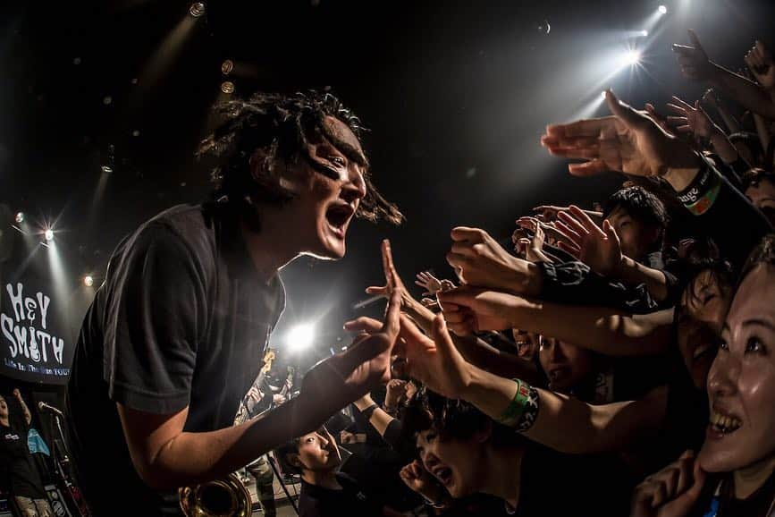 KEN IIKAWAさんのインスタグラム写真 - (KEN IIKAWAInstagram)「Life In The Sun Tour Day35 浜松 窓枠 w/CRYSTAL LAKE . 久々のクリスタルとの2マン。楽しみにしてたんだけど、想像のうえを行くライブを観せてくれてテンションばち上がりしたわマジでー！ . ワンマンの前日なのに出てくれてありがとう🙌打ち上げも楽しかった😋 . 写真 @hayachinphoto」3月23日 11時33分 - keniikawa