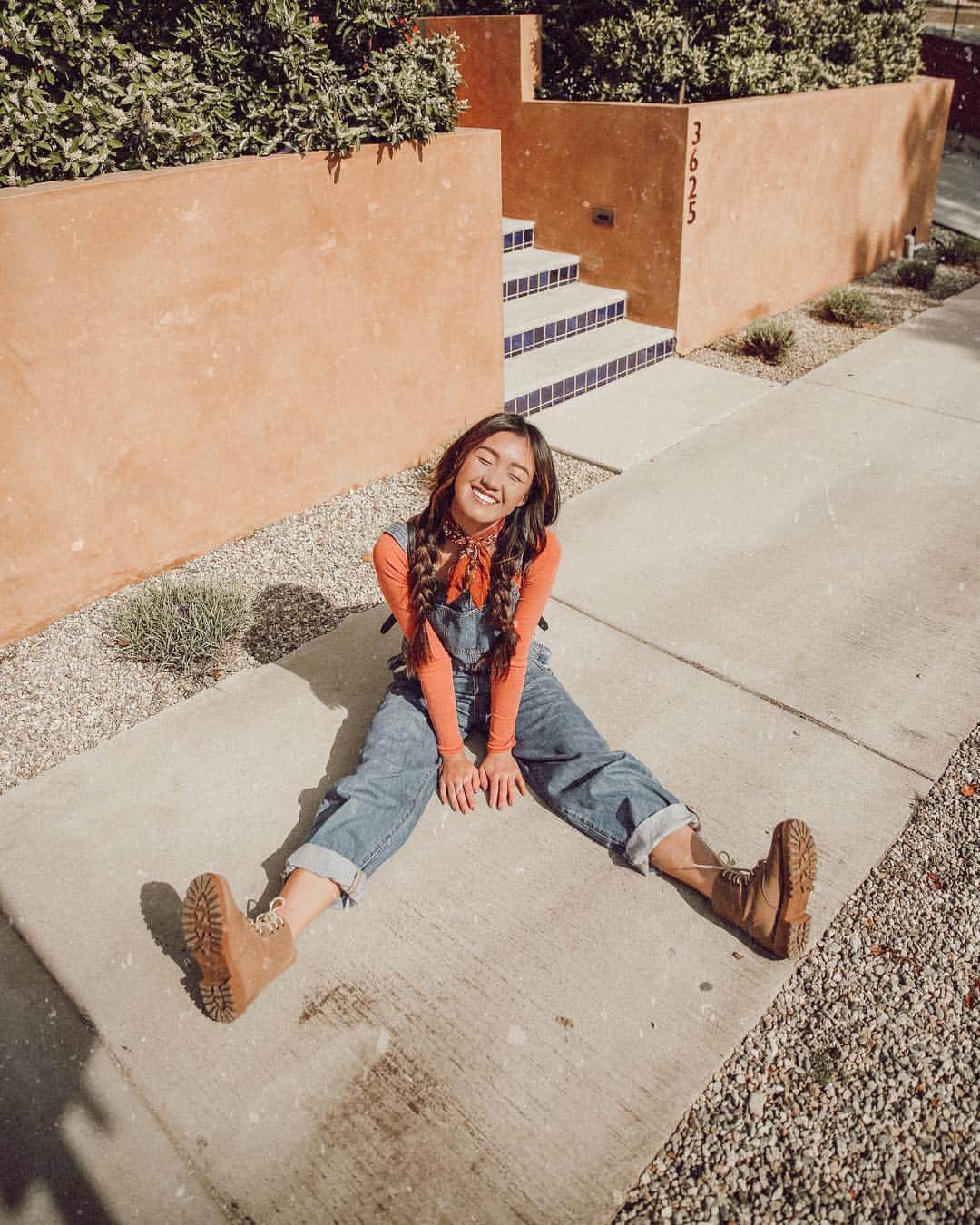 W E Y L I Eのインスタグラム：「When is one too old for overalls and braids? 👧🏻 Apparently never for me 😂」