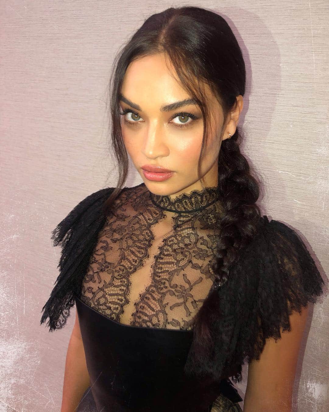 シャニーナ・シャイクのインスタグラム：「Leather + Lace 🖤」