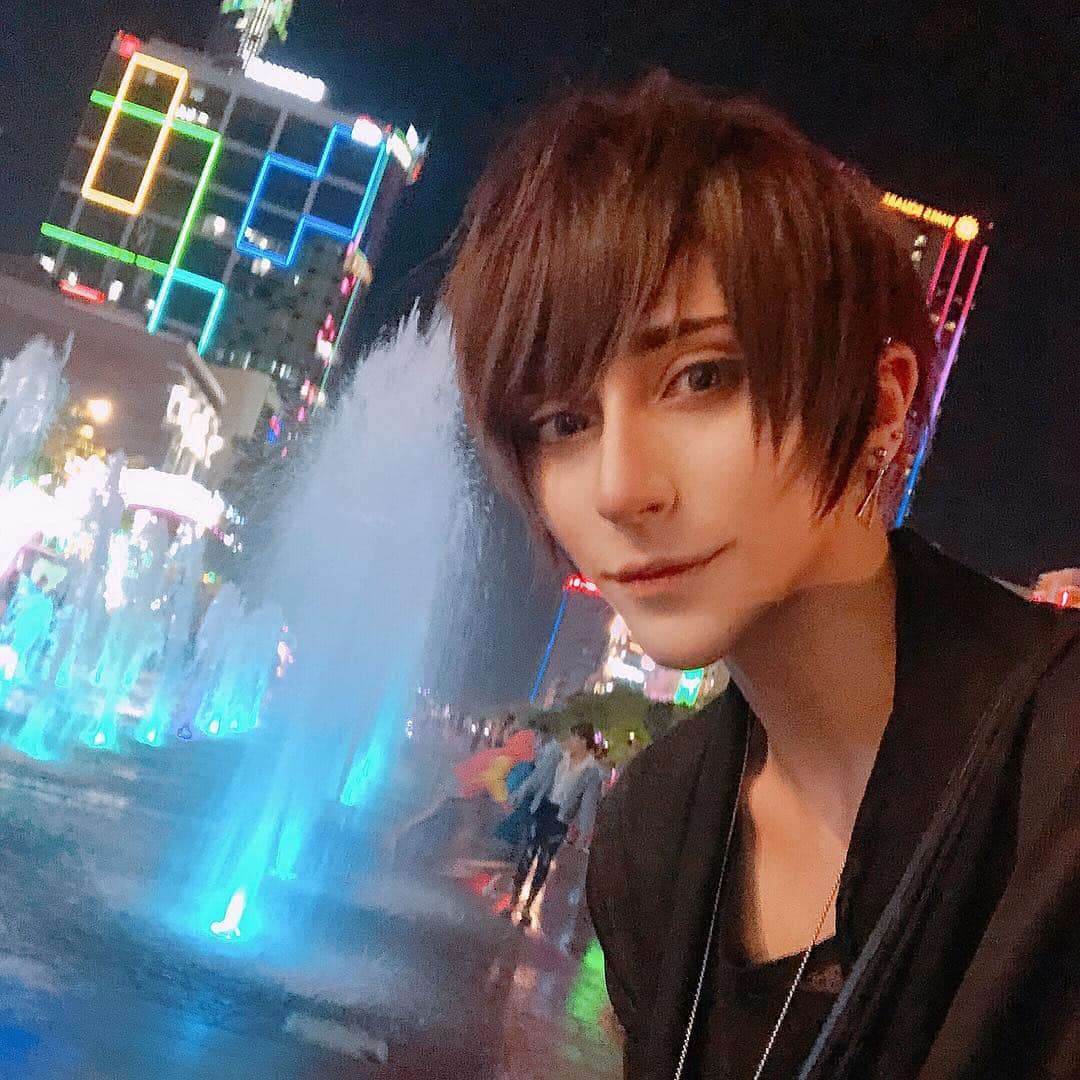 ナイトさんのインスタグラム写真 - (ナイトInstagram)「I really miss beautiful Ho Chi Minh City and Vietnamese coffee 🇻🇳 Swipe for behind the scenes of this selfie... 😂 #hochiminhcity #vietnam」3月23日 11時31分 - knitecoser