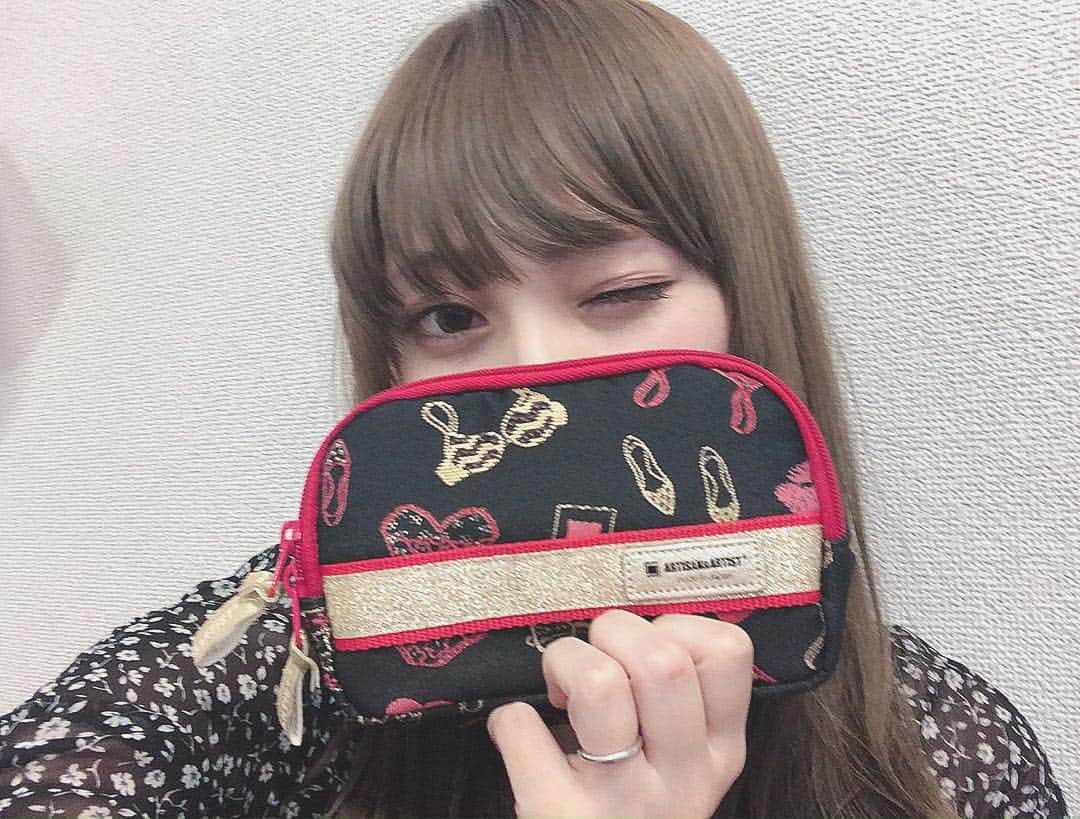 あや猫さんのインスタグラム写真 - (あや猫Instagram)「私のコスメポーチはARTISAN&ARTIST（ @artisanartistcosme ）のもの💡﻿ ﻿ 何個持ってるんだろう！ってくらいポーチはこちらのブランドで統一( ᷇࿀ ᷆ )﻿ ︎︎︎︎︎︎ ☑︎生地がしっかりしていてへたらないから長く使える ︎︎︎︎︎︎☑︎デザインが豊富 ︎︎︎︎︎︎☑︎ブラシも入れられる ︎︎︎︎︎︎☑︎細部までこだわっていて使いやすい ︎︎︎︎︎︎☑︎ポーチだけでなくバッグやリュックもある ︎︎︎︎︎︎☑︎メイクブラシの質も凄く良い！﻿ ﻿ という良さがあります！﻿ ﻿ 画像一枚目は、よく使う口紅柄のポーチ。﻿ （サイト見たら無かったから、もう売ってないかも。）﻿ ﻿ 二枚目は新作のポーチの『スロープシェイプ・ポーチ（9WP-GI111）』¥6,480﻿ ﻿ 三枚目も新作のバッグ『ダブルフェイスバッグ（9WB-PL171）』✨¥24,000﻿ あまり荷物が多くない時に。﻿ （百貨店ではもう発売中！オンラインでは3/27発売）﻿ ﻿ 公式サイトにはこの他にもたくさん商品が載ってますよ＼('ω' )／﻿ ﻿ あとは三越とかにも置いてあります☺️👍﻿ ﻿ ☆━━━━━━━━━━━━━━━━━━━☆﻿ ＊﻿ #アルティザンアーティスト #ARTISANARTIST #メイクポーチ #化粧ポーチ #ポーチ #ポーチの中身 #愛用品ポーチ」3月23日 11時35分 - ayanekotan