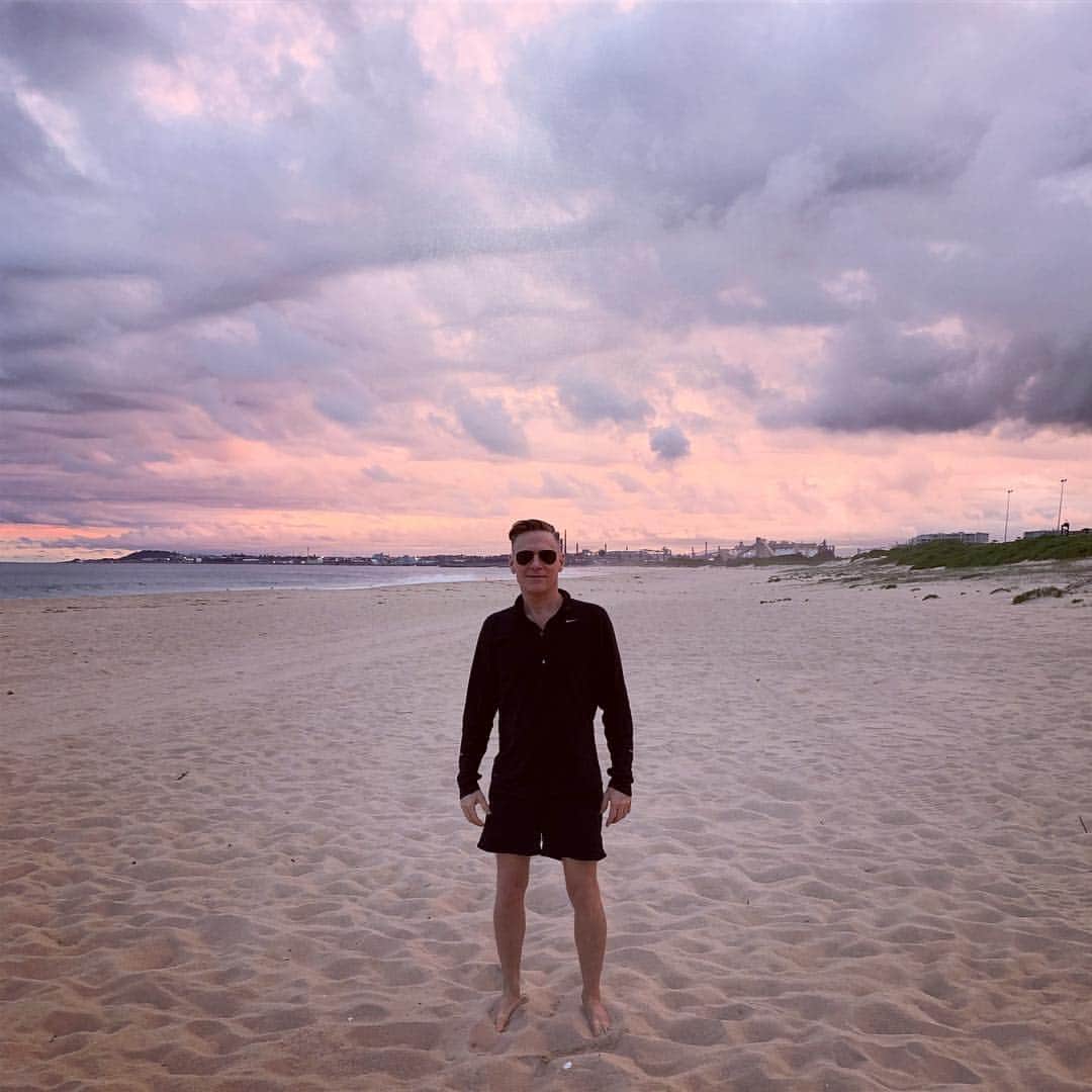 ブライアン・アダムスのインスタグラム：「Woolongong beach, Australia 🇦🇺 empty, one hour before the show. #bryanadamsshinealight」