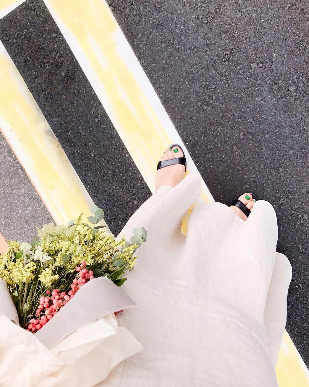 武智志穂さんのインスタグラム写真 - (武智志穂Instagram)「暖かかった昨日の足元。 ‌ @crea_magazine 見て一目惚れしたアンプリチュードのグリーンのネイルがアクセント🦚 ‌ 一度塗りでも発色いいし、乾くのも速いし塗りやすいし、初めてのブランドさんだったけど色々欲しくなっちゃうな。 ‌ #creamagazine #アンプリチュード #セルフネイル」3月23日 11時38分 - shiho_takechi