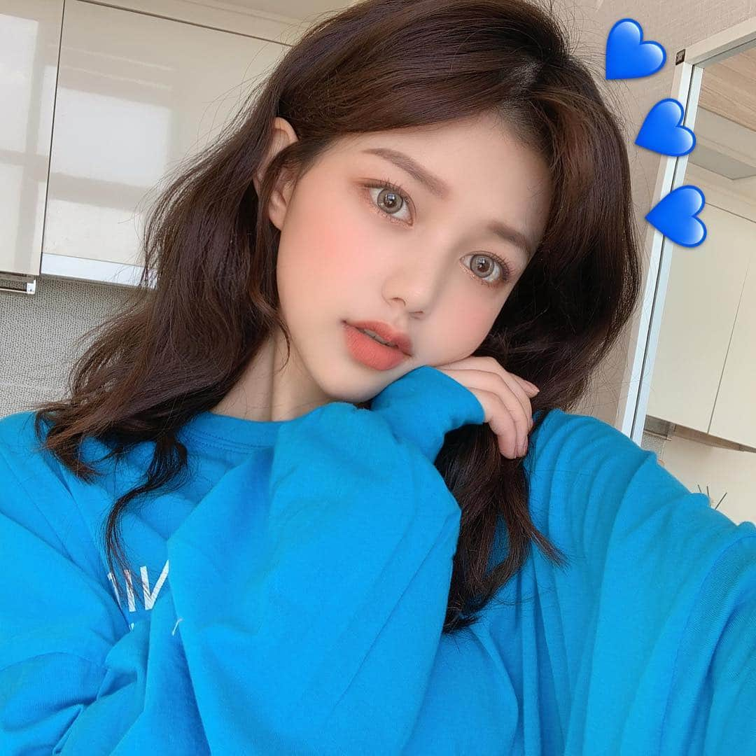 Chuuさんのインスタグラム写真 - (ChuuInstagram)「꿀주말💙💙😘😋 #chuuseoul」3月23日 11時39分 - chuu_official