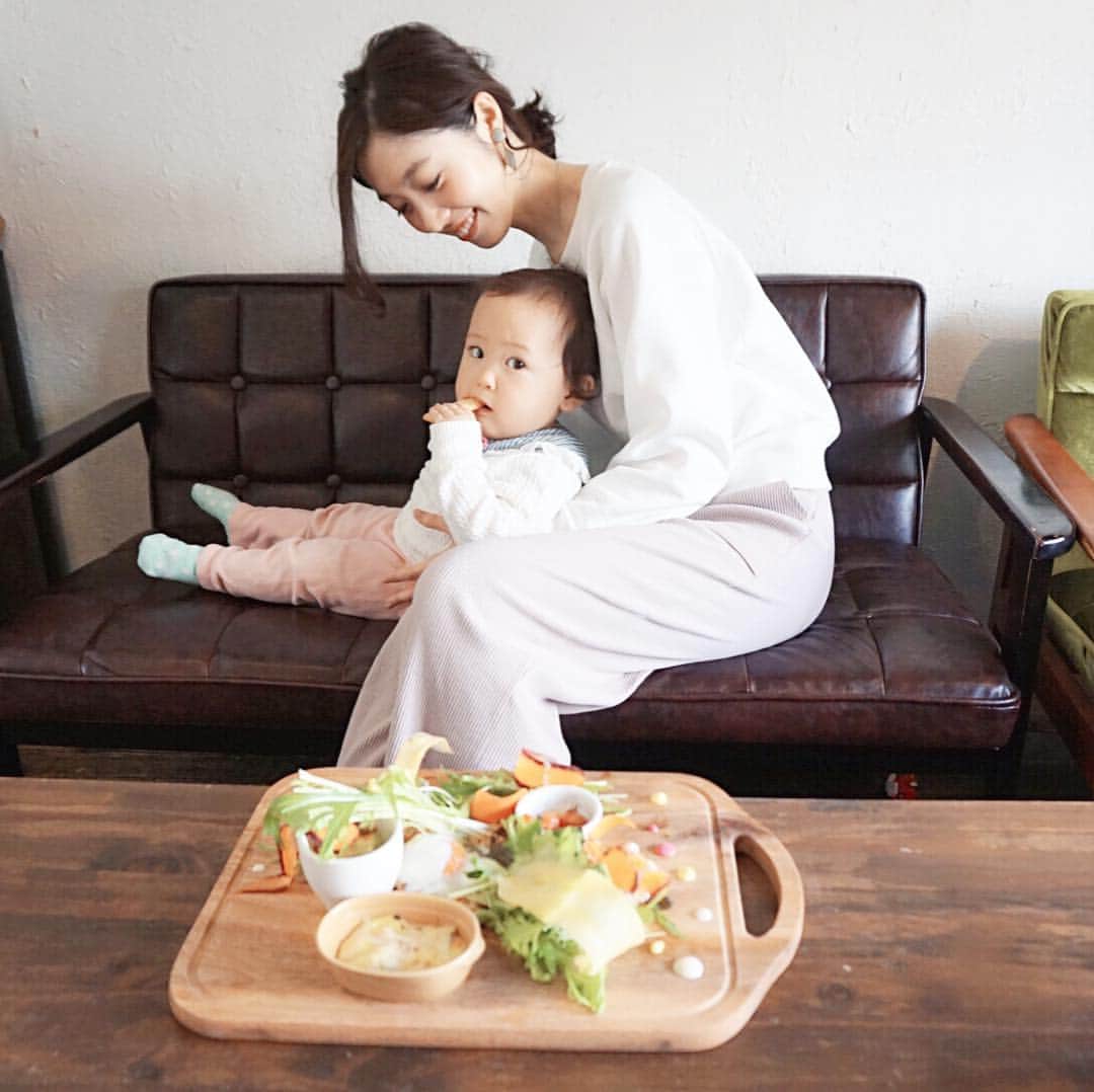 菅野広恵さんのインスタグラム写真 - (菅野広恵Instagram)「＊＊＊ 4月からやっと一時保育が決まり、お仕事が少しづつですが出来るようになりそうです🌸 ・ 子供がいると、特にこの仕事だと働き方が難しく、毎日の保育園は入れないと思って諦めていましたが、実は申請次第では入れる事をここ最近知りました💦 それを始めから知ってたら😭とも思いましたが、まずは一時保育に預けられる事になっただけでもありがたい🙇‍♀️❤️ また、子育てしていると、働き方、預け方にも考えさせられます。 子供の成長は見たいし幼稚園に入る3歳までは毎日一緒にいたいと言う思いもあれば、出来れば毎日働きたいと言う思いもあり、子供の事を思うと一緒にいた方がよいのか？でも保育園でお友達と遊んだり、協調性を学ぶ機会がある方がよいのか？など思っていたので、まずは試しに一時保育からスタートは私の思いやライフスタイルにぴったりかなと思いました😊 2歳の時にはどこにいるか分かりませんが、（夫の転勤事情で）またその時、一時保育のままにするか、毎日の保育園にするか考えてみようとおもいました^_^ ・ ・ #ママリ  #新米ママ  #男の子ママ  #育児日記  #ベビフル #gu_for_all  #ママコーデ #ママコーディネート  #1歳4ヶ月  #赤ちゃんの成長 #育児中  #関西ママ #関西ママ友募集  #プチプラコーデ #親バカ部ig_baby  #親子コーデ #赤ちゃんとお出かけ #ママファッション #生後16ヶ月 #赤ちゃんのいる生活  #ベビーファッション #mamagirl  #親子リンクコーデ #ママファッション #ベビー服 #ベビーグッズ #2017_autumn_baby部  #コドモノ #子供服 #guコーデ」3月23日 17時14分 - hiroesugano