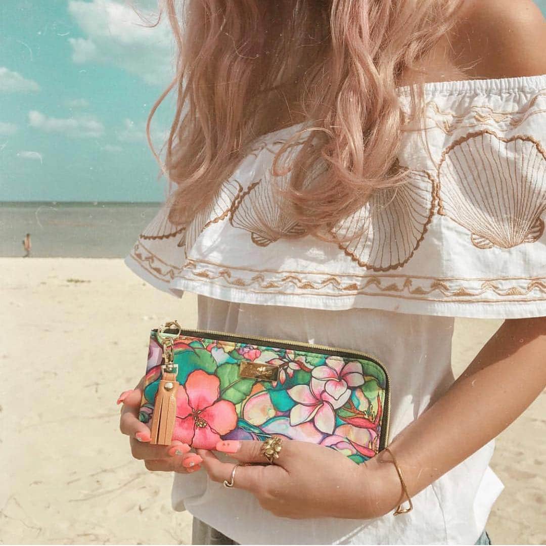 のインスタグラム：「🌺 Colleen Wilcoxのアートがモチーフになった長財布😊✨ ・ 母の日のプレゼントにもおすすめ💓 ハワイ好きな方だけでなくフォトジェニックなアートがお洒落で何より使いやすい仕様です😍 ・ さらに今なら #楽天 サイトで #お買い物マラソン セールも開催中！ ぜひお見逃しなく☺️ ・ THANK YOU #Repost @aloha_yuno ♡♡♡ ・ 他にも春新作が続々入荷しておりますのでぜひお見逃しなく！ @laleia_official  @colleenwilcoxgallery_jp  #colleen#colleenwilcox#art#hawaii#aloha#surf#beach#iphone#outer#fashion#laleia#ハワイ#フォトジェニック#インスタ映え#インスタ女子#アロハ#ビーチ#春#新作#海を感じる雑貨#ラレイア#ギフト#プレゼント#アート#ビーチガール#サーフスタイル#財布」