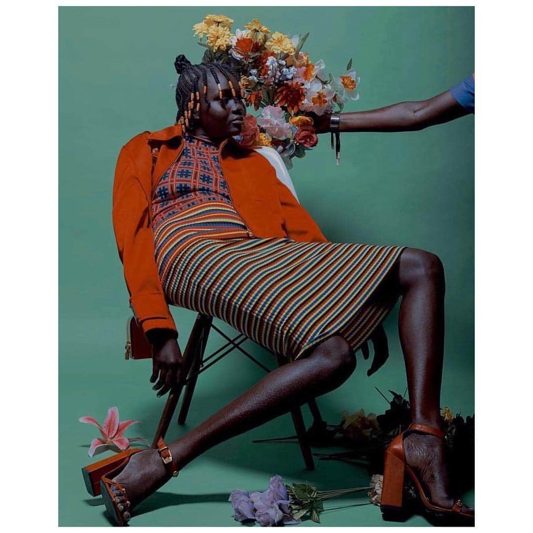 ジャンニヴェルサーチさんのインスタグラム写真 - (ジャンニヴェルサーチInstagram)「Knitwear in graphic patterns and caramel color accents from the #VersaceSS19 collection featured in @papermagazine. #VersaceEditorials _ Photographed and styled by: @isaacwest Model: @awutangg」3月23日 17時11分 - versace