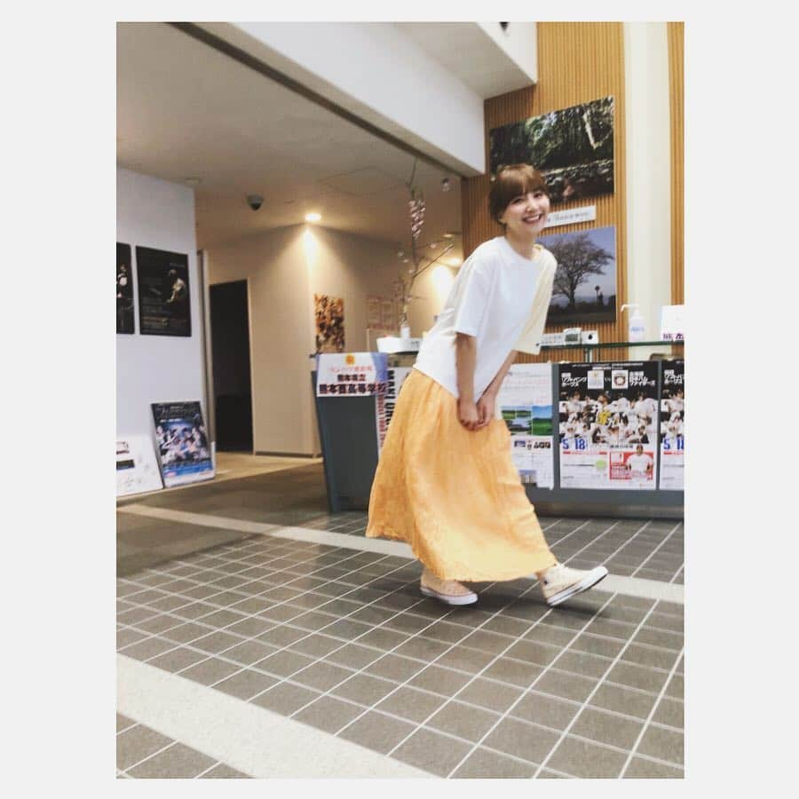 渕上彩夏さんのインスタグラム写真 - (渕上彩夏Instagram)「. . 今日もくまパワプラスを見てくださった皆さんありがとうございました🤗✨ . 春は出会いと別れの季節と言いますが… 1年間MCを務めた土屋さん、今日が最後でした😣🌸 土屋さんがいないくまパワプラスは想像できませんが💦 4月からは洋平さんと2人で、土屋さんの熱い想いを引き継いで、MC頑張っていきたいと思います‼️✨ 土屋さんの優しい笑顔と大きな声、忘れません😆✨ . 来週は番組お休みですが、4月からまたスタートしますので、引き続き皆さんよろしくお願いします☺️🌸 . 衣装はchampionでした🌟 カジュアルだけど、ゆったりしたデザインで可愛かった👀❣️ . . ゲストは中上真亜子ちゃんでした😍✨ . . #生放送終わってから土屋さんに花束を渡す時に悲しさ溢れました #土屋さんありがとうございました #くまパワプラス #kab #熊本よかとこ #熊本 #champion  #わたしのcocosa #cocosa」3月23日 17時12分 - ayakafuchigami725