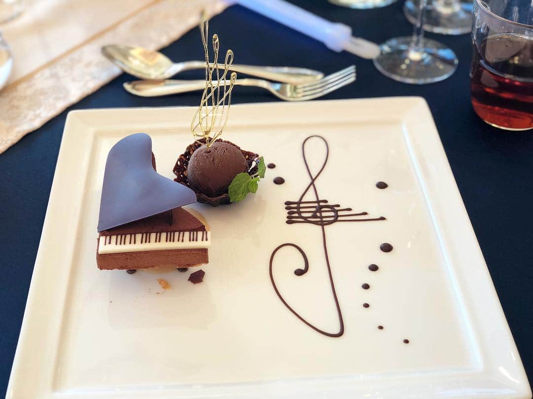 森本麻衣のインスタグラム：「🎹💝 . . . #dolce#sweets#piano#tokyo#palacehoteltokyo#grandpiano#maimorimoto#pianist#🎹 #森本麻衣#ピアノ#ケーキ#ピアニスト#可愛いすぎる🥰#パレスホテル東京#東京#グランドピアノ#スイーツ#💝」