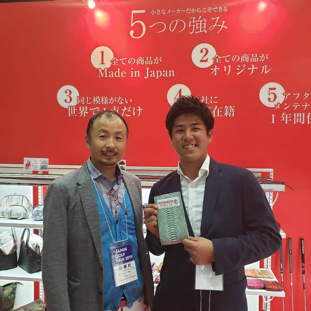 北川祐生さんのインスタグラム写真 - (北川祐生Instagram)「. . ⛳JAPAN GOLF FAIR 2019⛳ パシフィコ横浜‼️昨日行ってきました😊 「HOMMON HAKATA」 ゴルフメモカバー❕  使いやすさ目立つデザインがとってもカッコいい👍👍 皆様も是非！  今年もよろしくお願い致します！ . 「HOMMON HAKATA」🔍検索🔎 .  #取手国際ゴルフ倶楽部#元気堂#駿楽#関東サービス株式会社#KJUS#チュース#タイトリスト#FOOTJOY#FJ#IOMIC#HOMMONHAKATA#ゴルフメモカバー#ヤーデージブックカバー#トップ貿易#ジャパンゴルフフェア#北川祐生」3月23日 11時50分 - ykykyuki.k