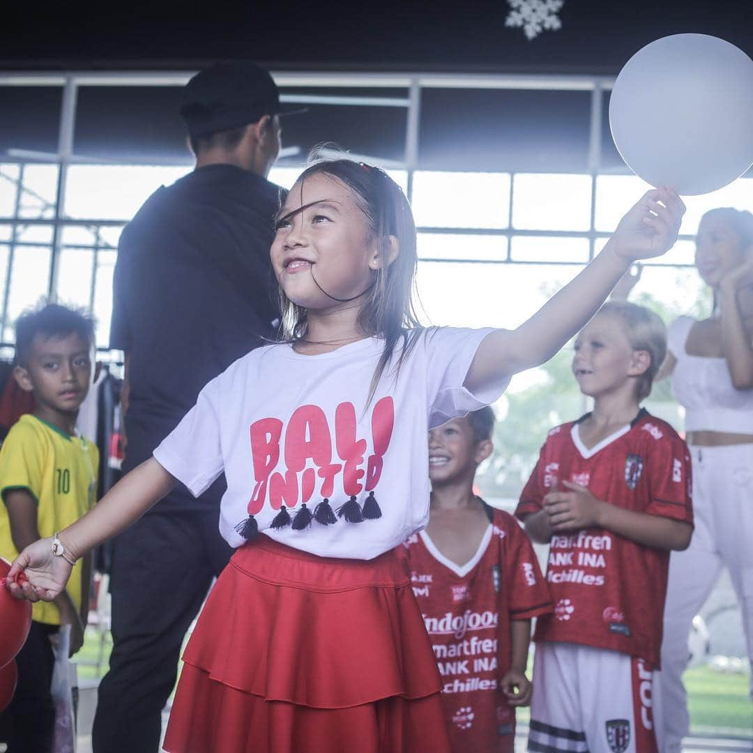 Jennifer Bachdimさんのインスタグラム写真 - (Jennifer BachdimInstagram)「Look at that happy face of @kenjizizoubachdim 😂❤️ Nothing better than seeing your kids happy and enjoy themselves!! SWIPE to see all the fun !! . . Kenji definitely had an amazing soccer birthday party with @baliunitedfc | Biggest thank you to everyone who helped and came to celebrate Kenji’s 5th birthday! We all had a blast 🙌🏽❤️ #birthdayboy #teamBachdim #soccerbirthdayparty #BaliUnited」3月23日 11時44分 - jenniferbachdim