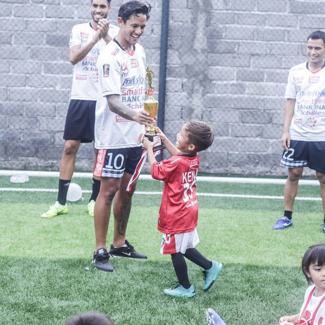 Jennifer Bachdimさんのインスタグラム写真 - (Jennifer BachdimInstagram)「Look at that happy face of @kenjizizoubachdim 😂❤️ Nothing better than seeing your kids happy and enjoy themselves!! SWIPE to see all the fun !! . . Kenji definitely had an amazing soccer birthday party with @baliunitedfc | Biggest thank you to everyone who helped and came to celebrate Kenji’s 5th birthday! We all had a blast 🙌🏽❤️ #birthdayboy #teamBachdim #soccerbirthdayparty #BaliUnited」3月23日 11時44分 - jenniferbachdim