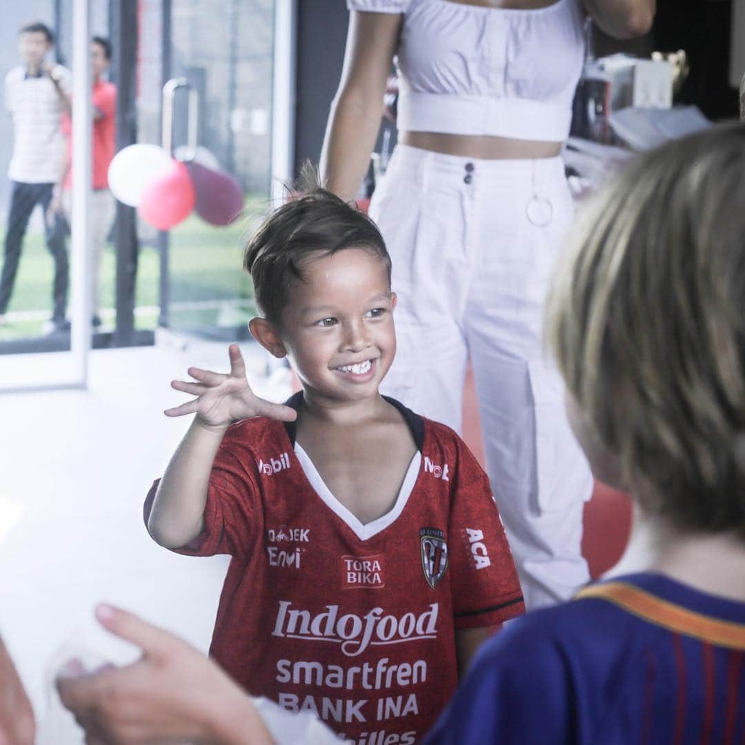 Jennifer Bachdimさんのインスタグラム写真 - (Jennifer BachdimInstagram)「Look at that happy face of @kenjizizoubachdim 😂❤️ Nothing better than seeing your kids happy and enjoy themselves!! SWIPE to see all the fun !! . . Kenji definitely had an amazing soccer birthday party with @baliunitedfc | Biggest thank you to everyone who helped and came to celebrate Kenji’s 5th birthday! We all had a blast 🙌🏽❤️ #birthdayboy #teamBachdim #soccerbirthdayparty #BaliUnited」3月23日 11時44分 - jenniferbachdim