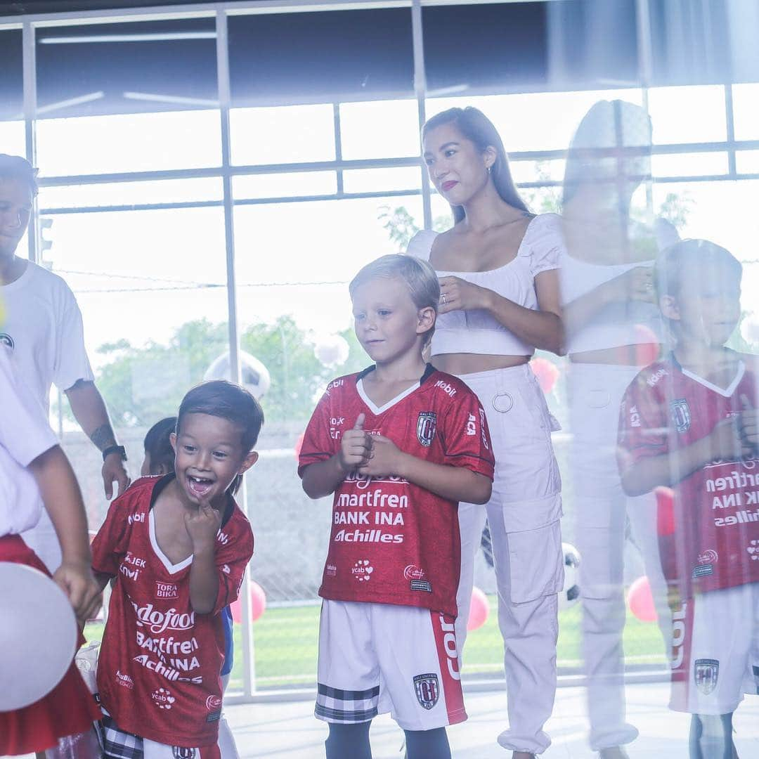 Jennifer Bachdimさんのインスタグラム写真 - (Jennifer BachdimInstagram)「Look at that happy face of @kenjizizoubachdim 😂❤️ Nothing better than seeing your kids happy and enjoy themselves!! SWIPE to see all the fun !! . . Kenji definitely had an amazing soccer birthday party with @baliunitedfc | Biggest thank you to everyone who helped and came to celebrate Kenji’s 5th birthday! We all had a blast 🙌🏽❤️ #birthdayboy #teamBachdim #soccerbirthdayparty #BaliUnited」3月23日 11時44分 - jenniferbachdim