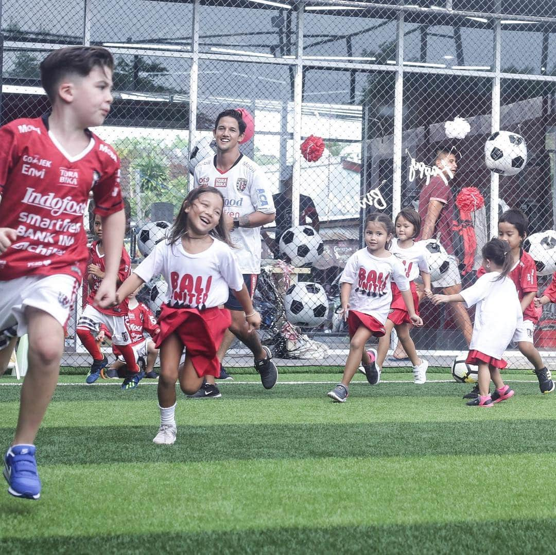 Jennifer Bachdimさんのインスタグラム写真 - (Jennifer BachdimInstagram)「Look at that happy face of @kenjizizoubachdim 😂❤️ Nothing better than seeing your kids happy and enjoy themselves!! SWIPE to see all the fun !! . . Kenji definitely had an amazing soccer birthday party with @baliunitedfc | Biggest thank you to everyone who helped and came to celebrate Kenji’s 5th birthday! We all had a blast 🙌🏽❤️ #birthdayboy #teamBachdim #soccerbirthdayparty #BaliUnited」3月23日 11時44分 - jenniferbachdim