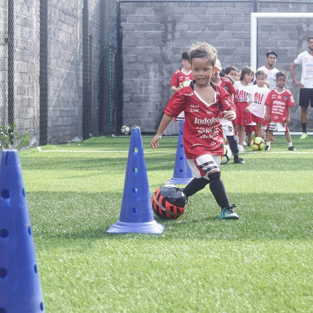 Jennifer Bachdimさんのインスタグラム写真 - (Jennifer BachdimInstagram)「Look at that happy face of @kenjizizoubachdim 😂❤️ Nothing better than seeing your kids happy and enjoy themselves!! SWIPE to see all the fun !! . . Kenji definitely had an amazing soccer birthday party with @baliunitedfc | Biggest thank you to everyone who helped and came to celebrate Kenji’s 5th birthday! We all had a blast 🙌🏽❤️ #birthdayboy #teamBachdim #soccerbirthdayparty #BaliUnited」3月23日 11時44分 - jenniferbachdim