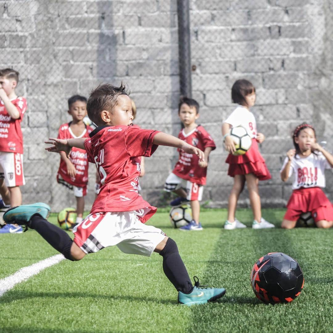 Jennifer Bachdimさんのインスタグラム写真 - (Jennifer BachdimInstagram)「Look at that happy face of @kenjizizoubachdim 😂❤️ Nothing better than seeing your kids happy and enjoy themselves!! SWIPE to see all the fun !! . . Kenji definitely had an amazing soccer birthday party with @baliunitedfc | Biggest thank you to everyone who helped and came to celebrate Kenji’s 5th birthday! We all had a blast 🙌🏽❤️ #birthdayboy #teamBachdim #soccerbirthdayparty #BaliUnited」3月23日 11時44分 - jenniferbachdim