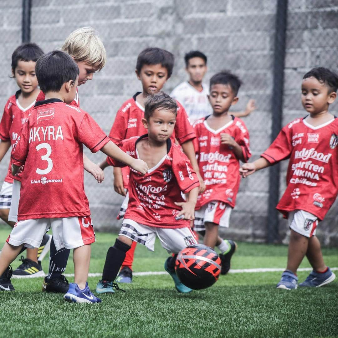 Jennifer Bachdimさんのインスタグラム写真 - (Jennifer BachdimInstagram)「Look at that happy face of @kenjizizoubachdim 😂❤️ Nothing better than seeing your kids happy and enjoy themselves!! SWIPE to see all the fun !! . . Kenji definitely had an amazing soccer birthday party with @baliunitedfc | Biggest thank you to everyone who helped and came to celebrate Kenji’s 5th birthday! We all had a blast 🙌🏽❤️ #birthdayboy #teamBachdim #soccerbirthdayparty #BaliUnited」3月23日 11時44分 - jenniferbachdim