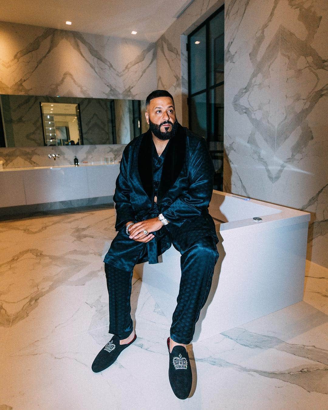 DJキャレドさんのインスタグラム写真 - (DJキャレドInstagram)「They don’t want you to have marble floors so I Made sure the floors and walls and the shower was all  marble .🔑 FATHER OF ASAHD MAY 17 2019 🤲🏽🦁🔑🌺🏔🌴 OH YEAH LET ME GUESS YOU DONT SEE THE WEIGHT COMING OFF . To succeed you must believe ! I BELIEVE! 📸: @divad  @ww #WWAmbassador the new weight watchers !」3月23日 11時46分 - djkhaled