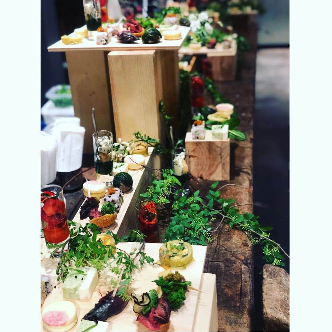 のインスタグラム：「不動前へ移転オープンしたオルネドフォイユ @ornedefeuilles のレセプションパーティーケータリング。 10種のフードの設営とサービスを担当しました。大盛況。おめでとうございます！ #オルネドフォイユ」