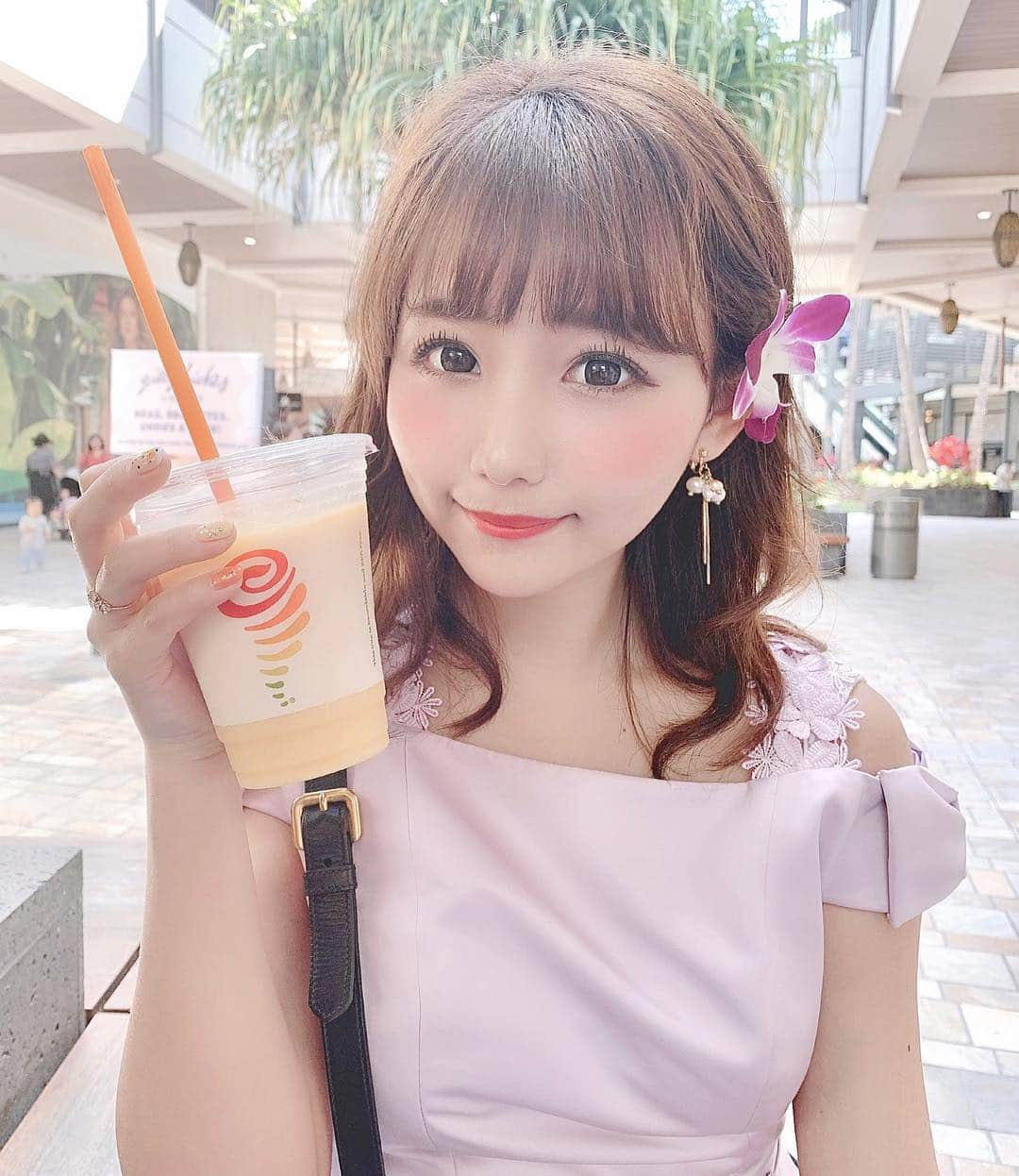 加藤里奈さんのインスタグラム写真 - (加藤里奈Instagram)「. 店員さんがいっぱいお花くれた💐 . まだまだ時間あるのに、初日は頑張ってたくさん歩きました💓 毎回同じところに泊まってるから、アラモアナも、街並みも懐かしい🥺💓 . #ootd #instafood #instalike #coordinate #instafashion #instagood #instalike #hawaii #hawaiilife #hawaiifood #travel #trip #hilton #hiltonhawaiianvillage #旅行 #ハワイ好き #ハワイアン #オアフ島 #ハワイ観光 #オアフ島観光 #ハワイグルメ #アラモアナショッピングセンター #アラモアナ #花火 #ハワイ花火 #ホノルル #ヒルトン #たびじょ #女子旅 #旅行コーデ #南国」3月23日 11時59分 - katoco0326