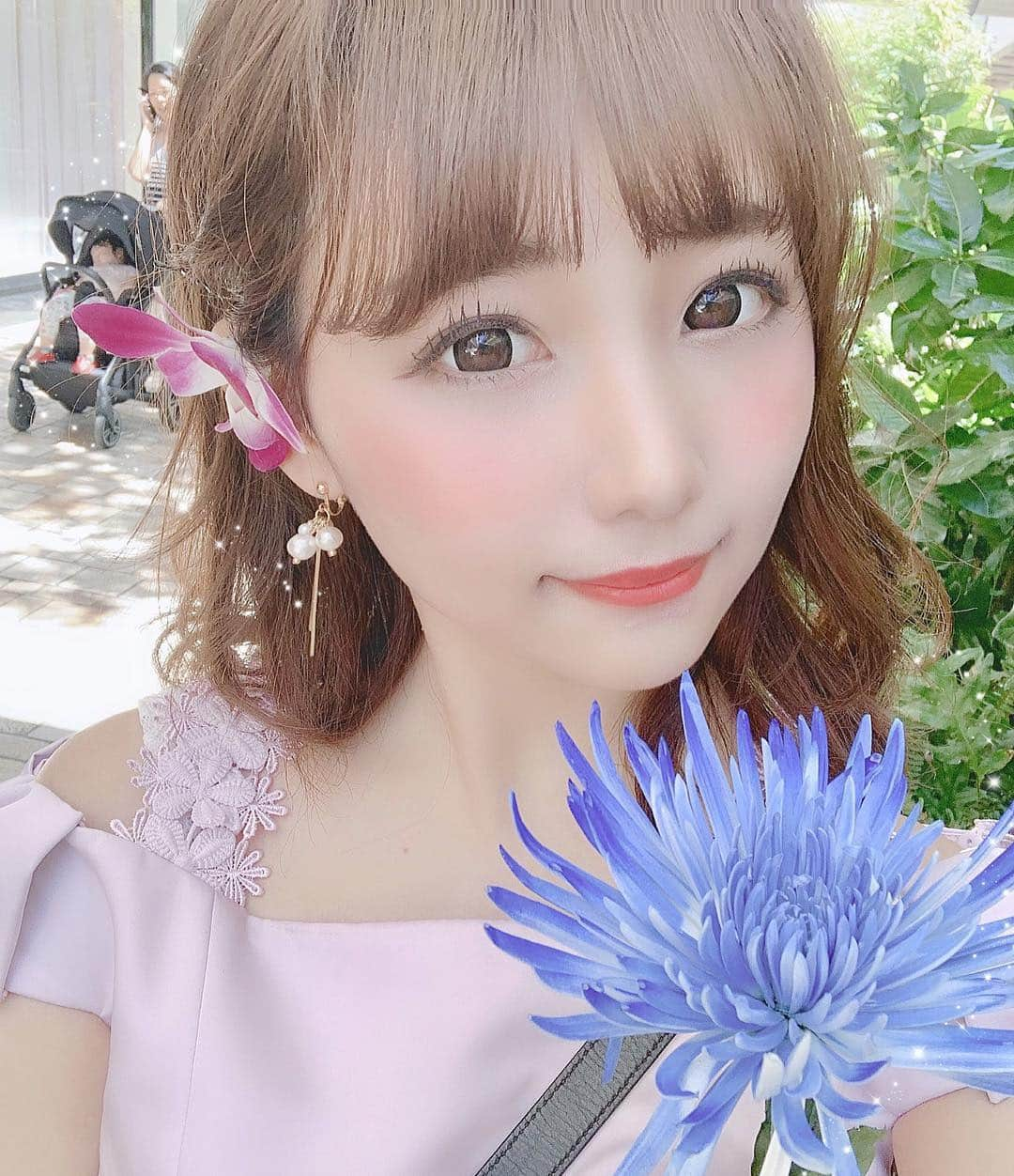 加藤里奈さんのインスタグラム写真 - (加藤里奈Instagram)「. 店員さんがいっぱいお花くれた💐 . まだまだ時間あるのに、初日は頑張ってたくさん歩きました💓 毎回同じところに泊まってるから、アラモアナも、街並みも懐かしい🥺💓 . #ootd #instafood #instalike #coordinate #instafashion #instagood #instalike #hawaii #hawaiilife #hawaiifood #travel #trip #hilton #hiltonhawaiianvillage #旅行 #ハワイ好き #ハワイアン #オアフ島 #ハワイ観光 #オアフ島観光 #ハワイグルメ #アラモアナショッピングセンター #アラモアナ #花火 #ハワイ花火 #ホノルル #ヒルトン #たびじょ #女子旅 #旅行コーデ #南国」3月23日 11時59分 - katoco0326